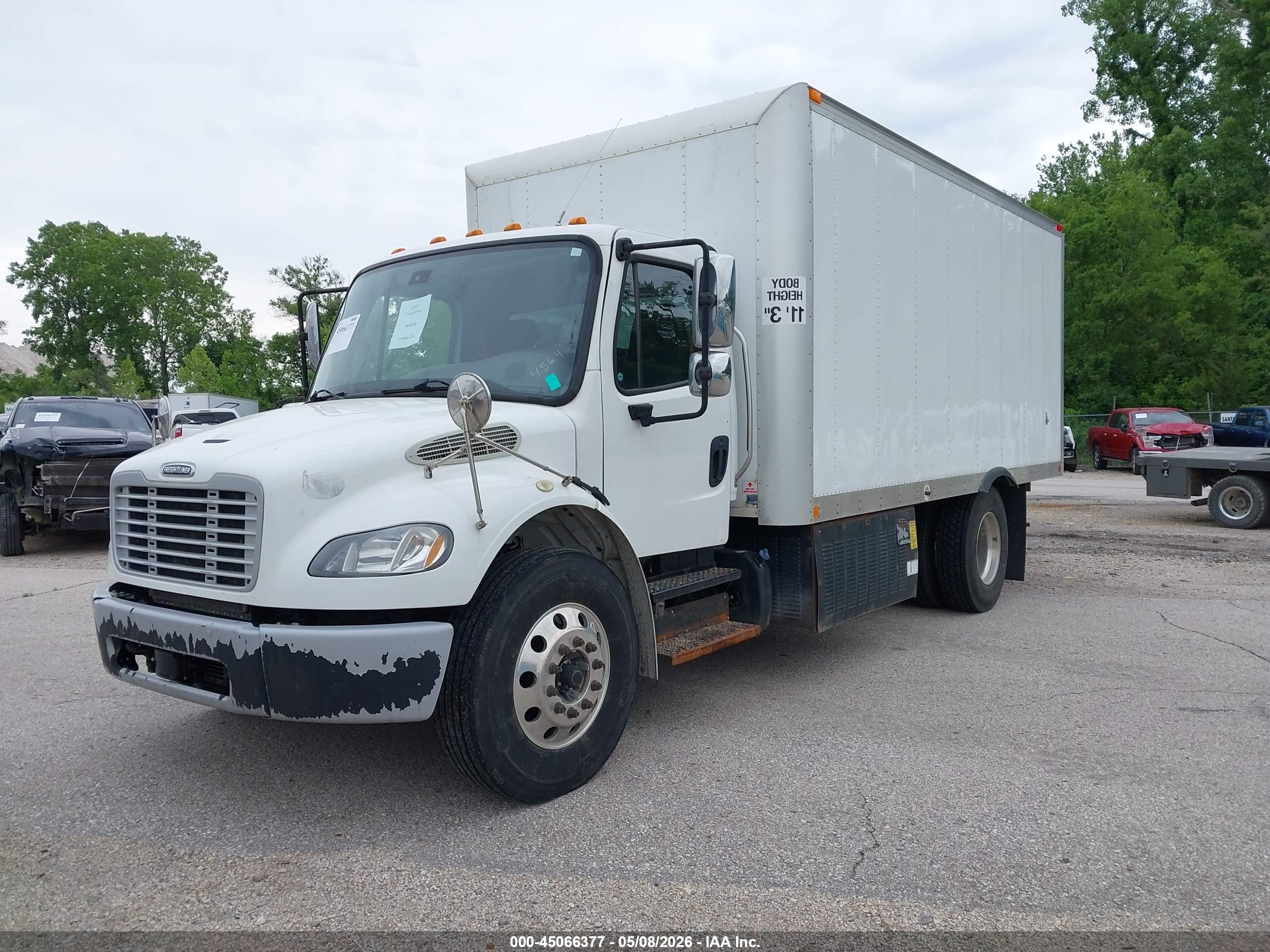 FREIGHTLINER M2 image 2