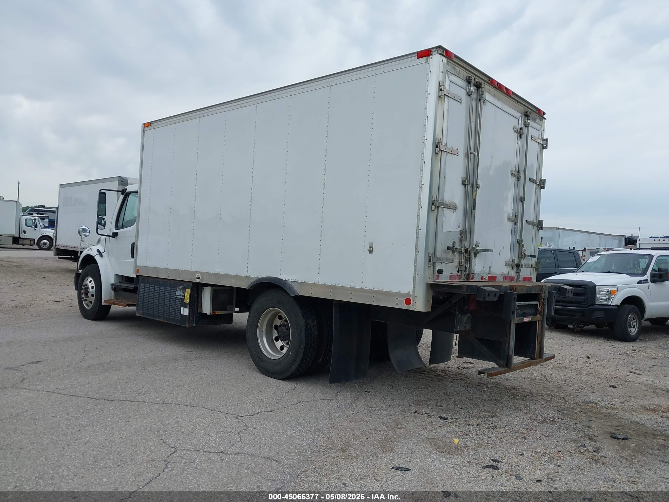 FREIGHTLINER M2 image 3