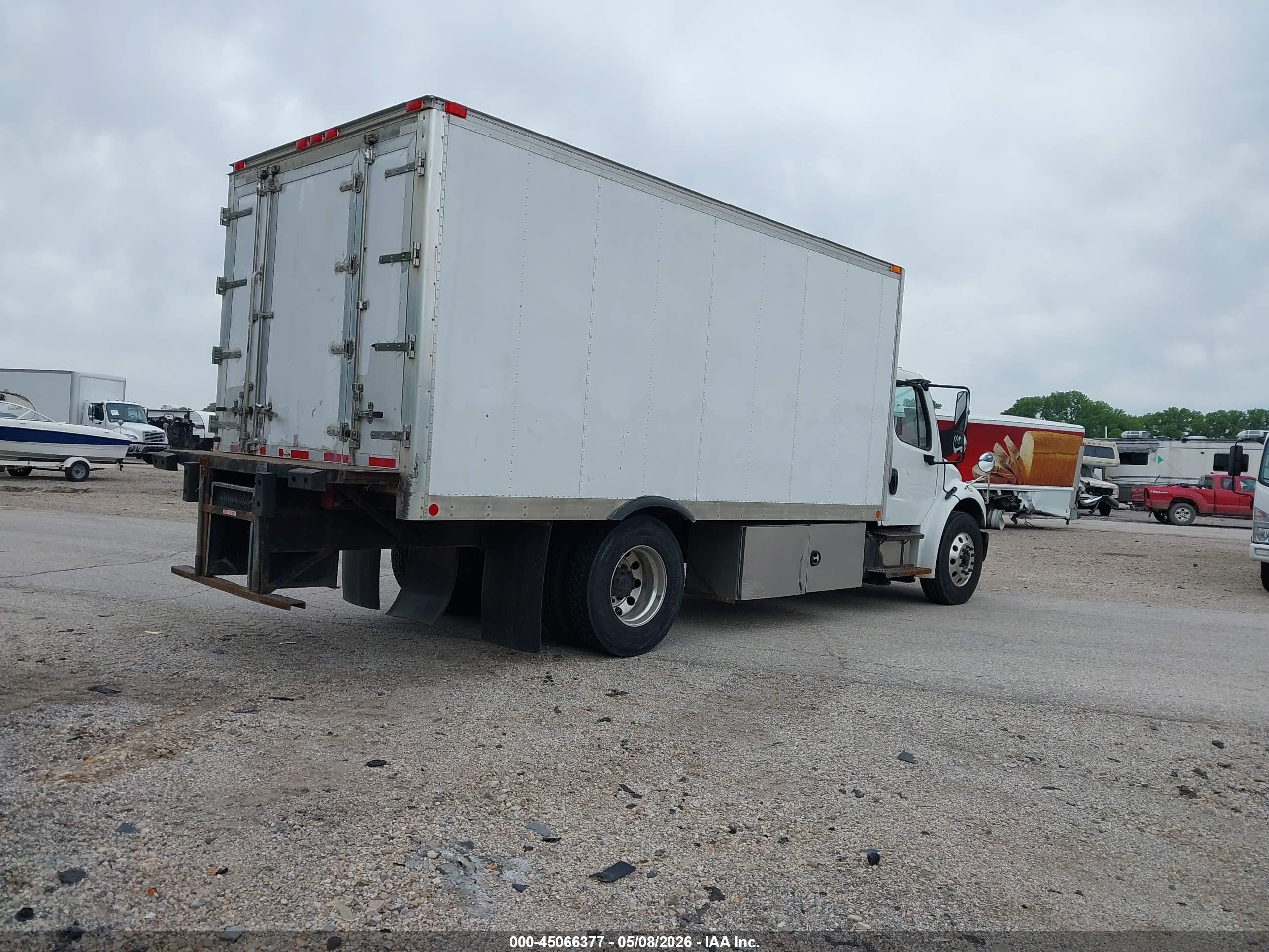 FREIGHTLINER M2 image 4