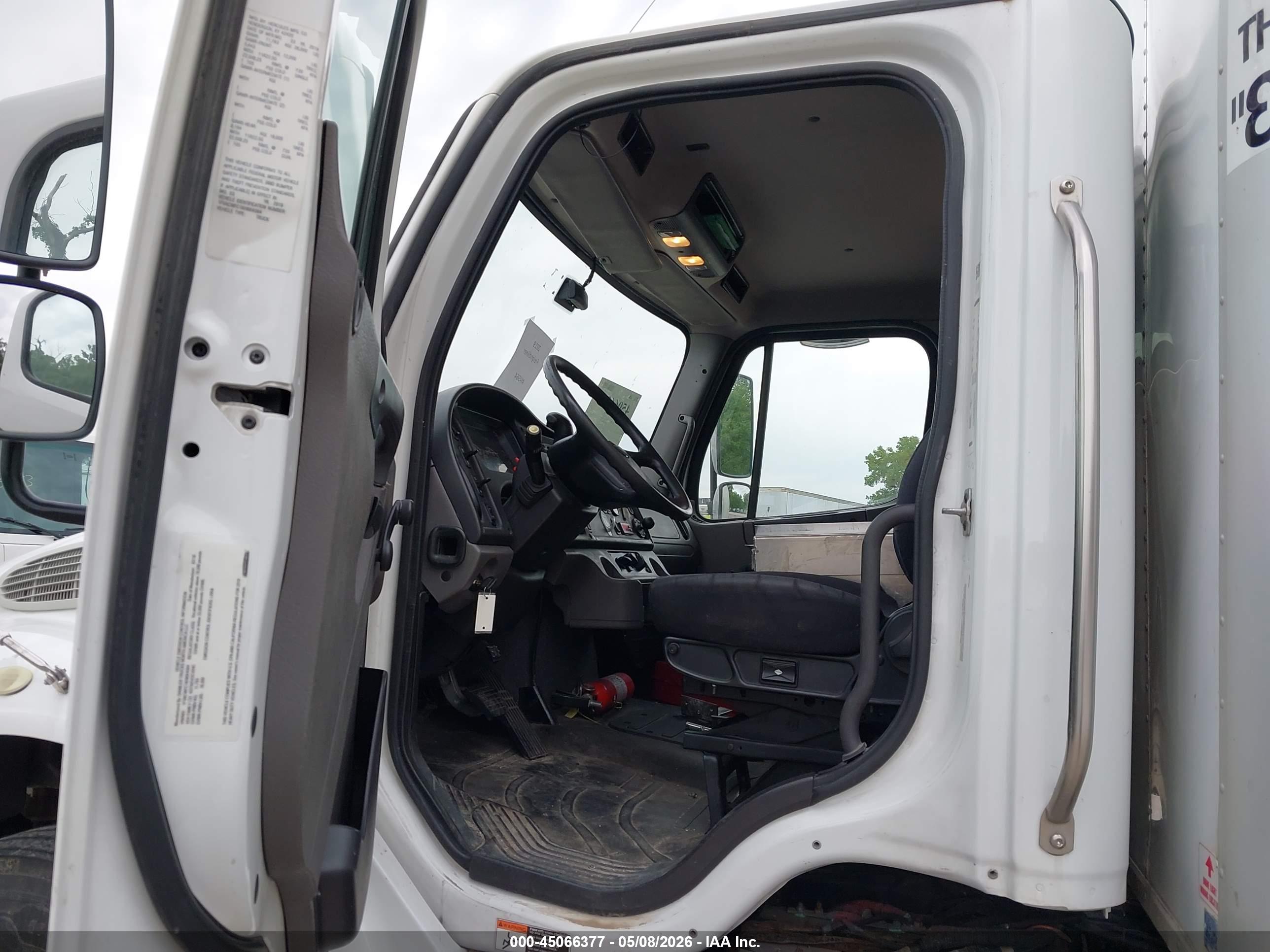 FREIGHTLINER M2 image 7
