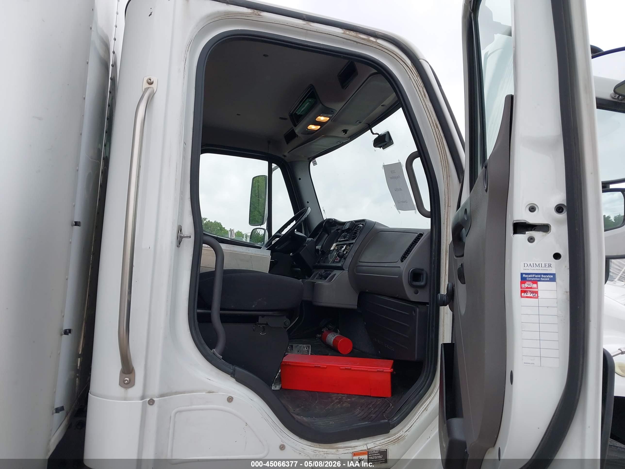 FREIGHTLINER M2 image 8