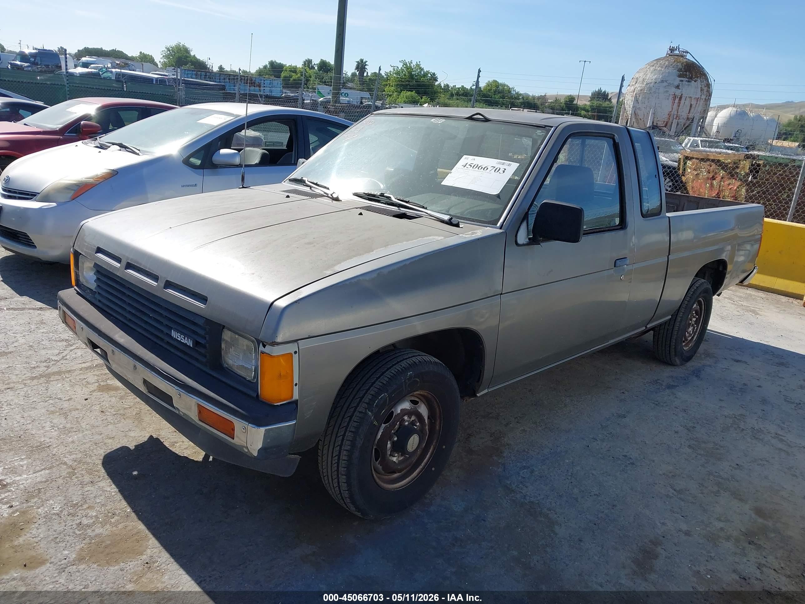 NISSAN D21 image 2