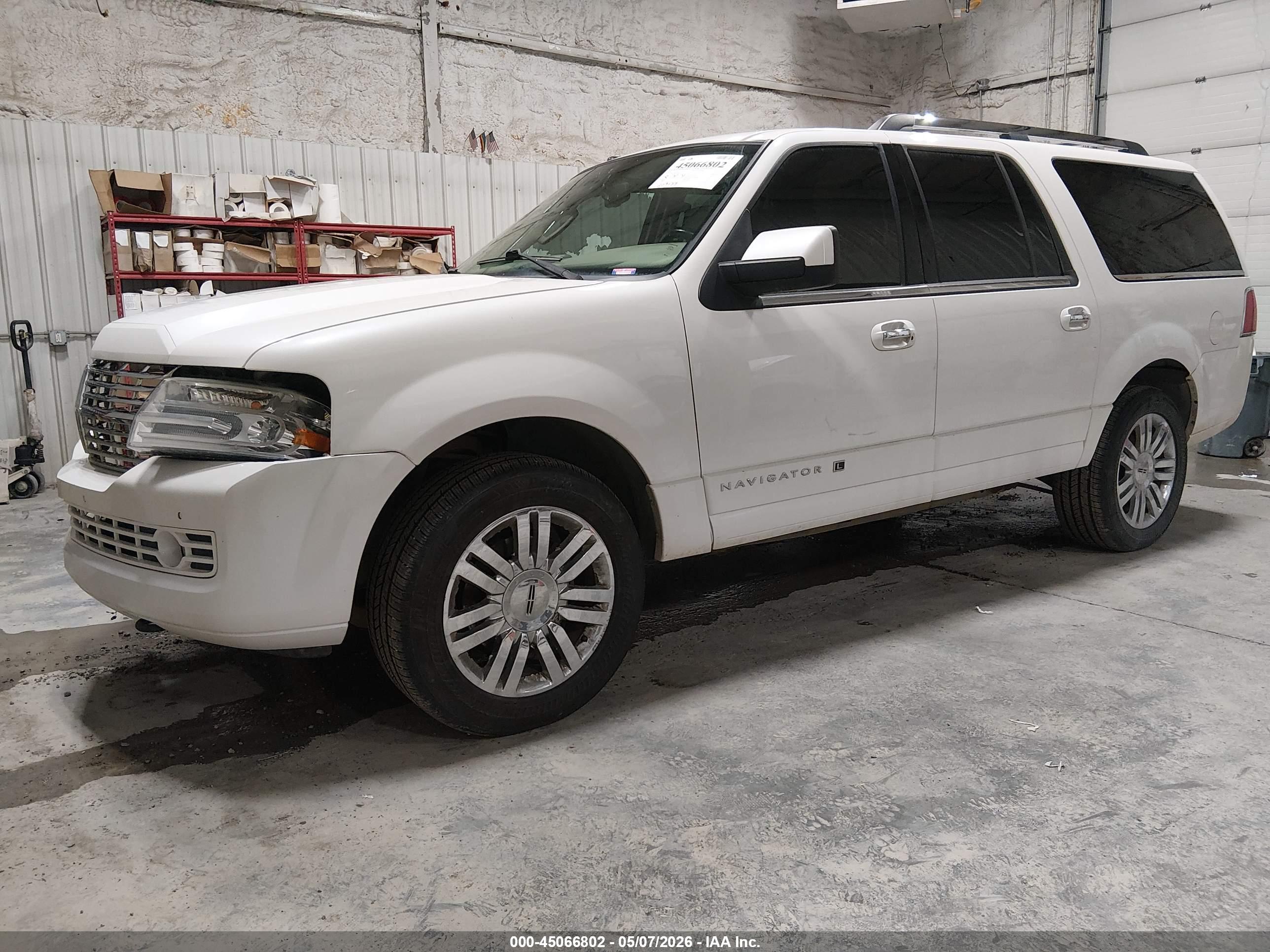 LINCOLN NAVIGATOR image 2
