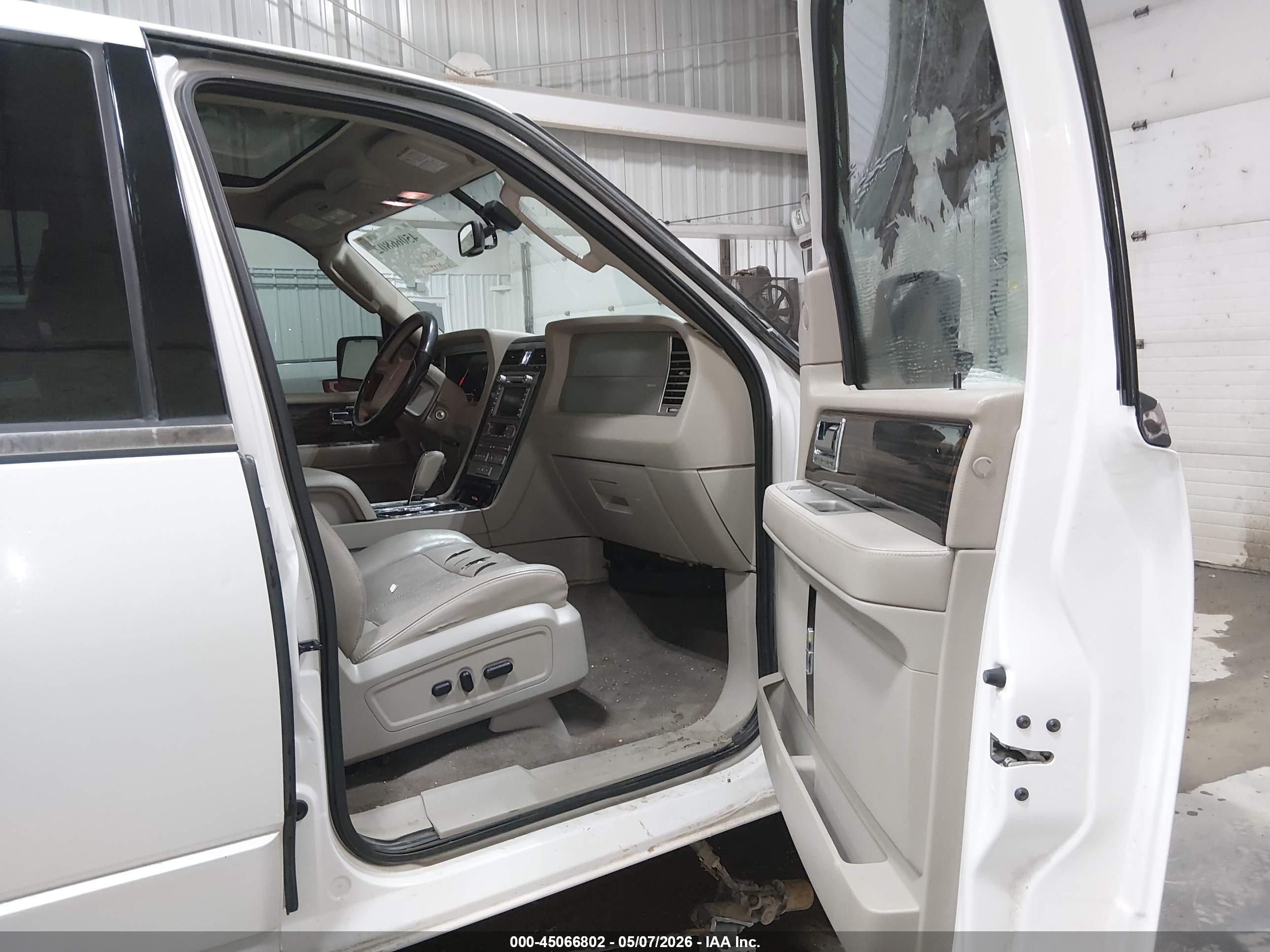 LINCOLN NAVIGATOR image 5