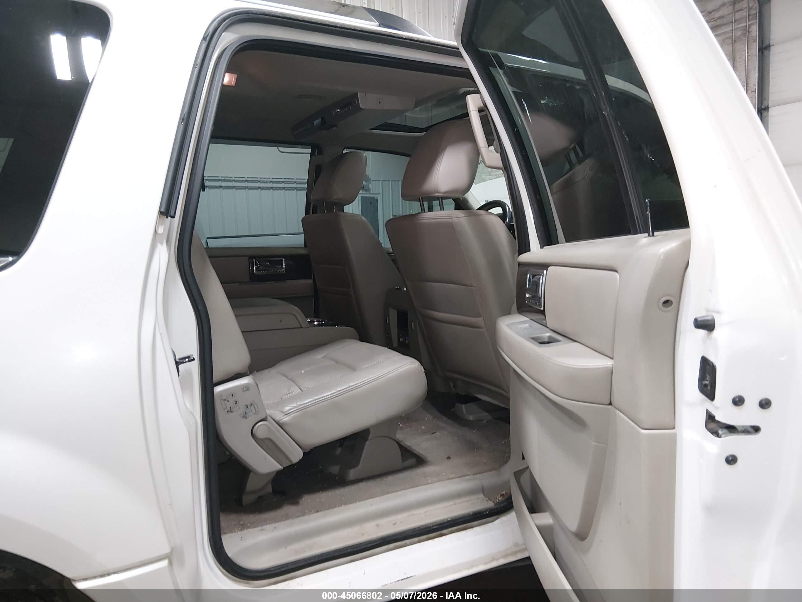 LINCOLN NAVIGATOR image 8