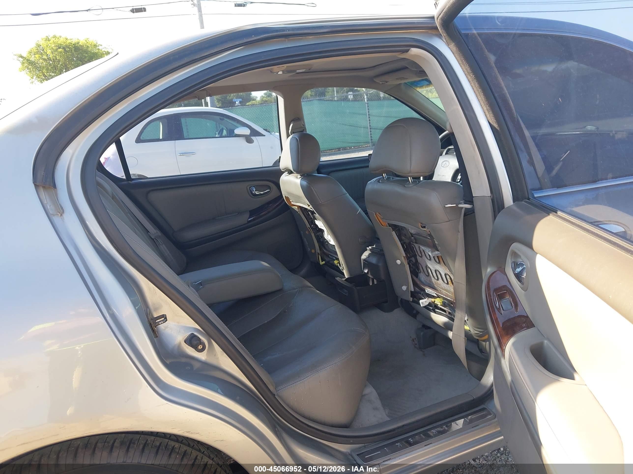 INFINITI I30 image 8