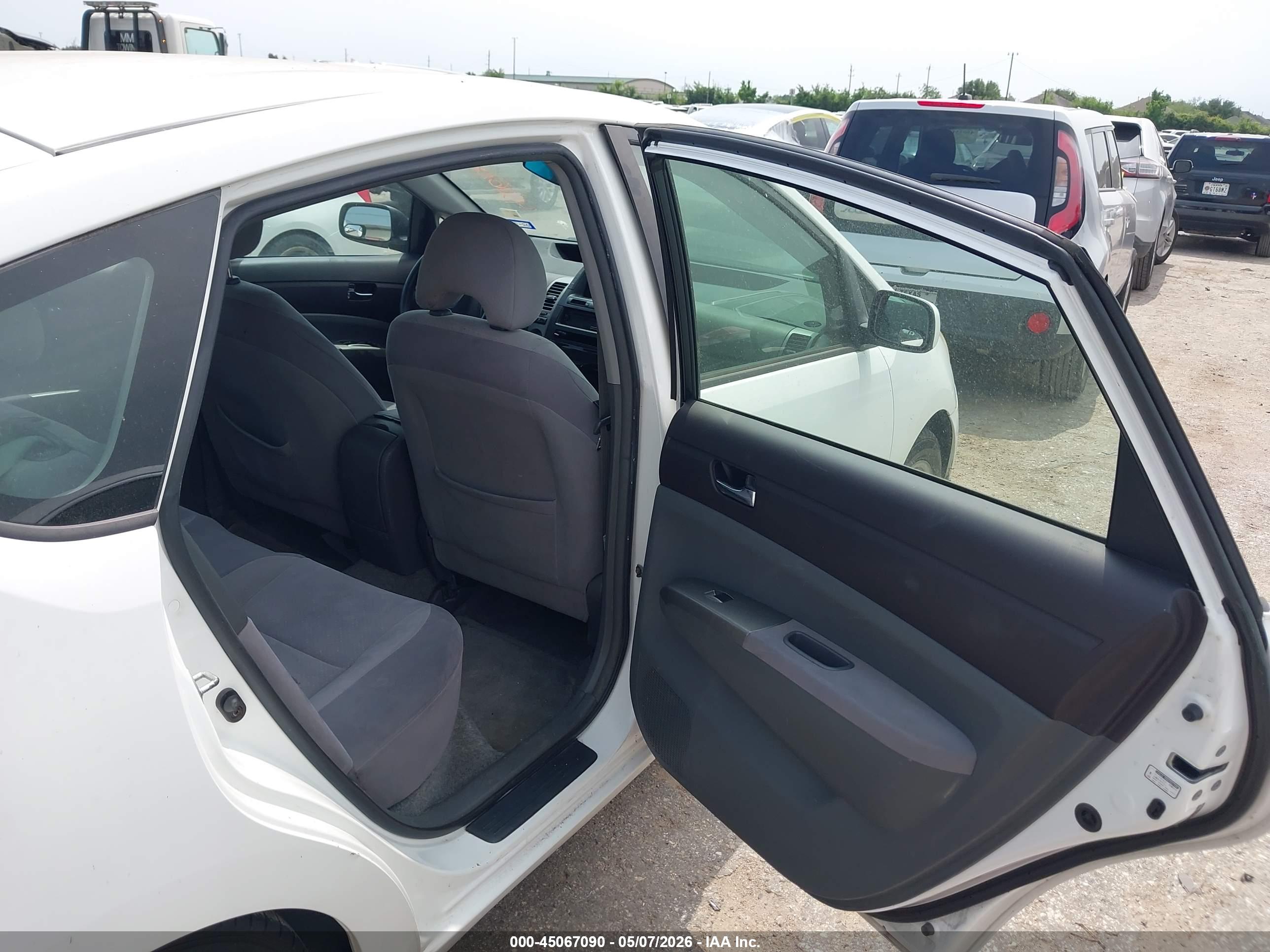 TOYOTA PRIUS image 8