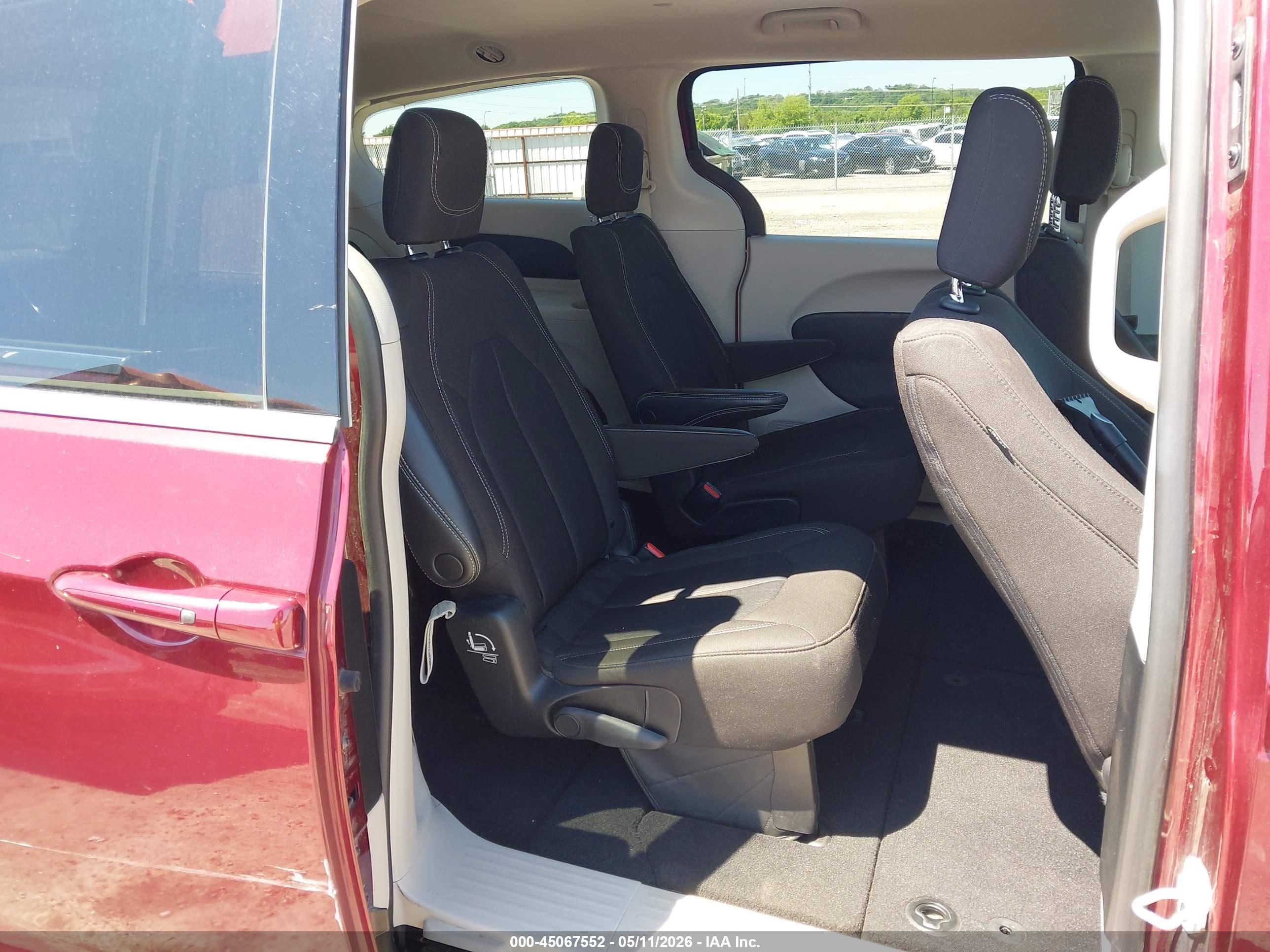 CHRYSLER VOYAGER image 8