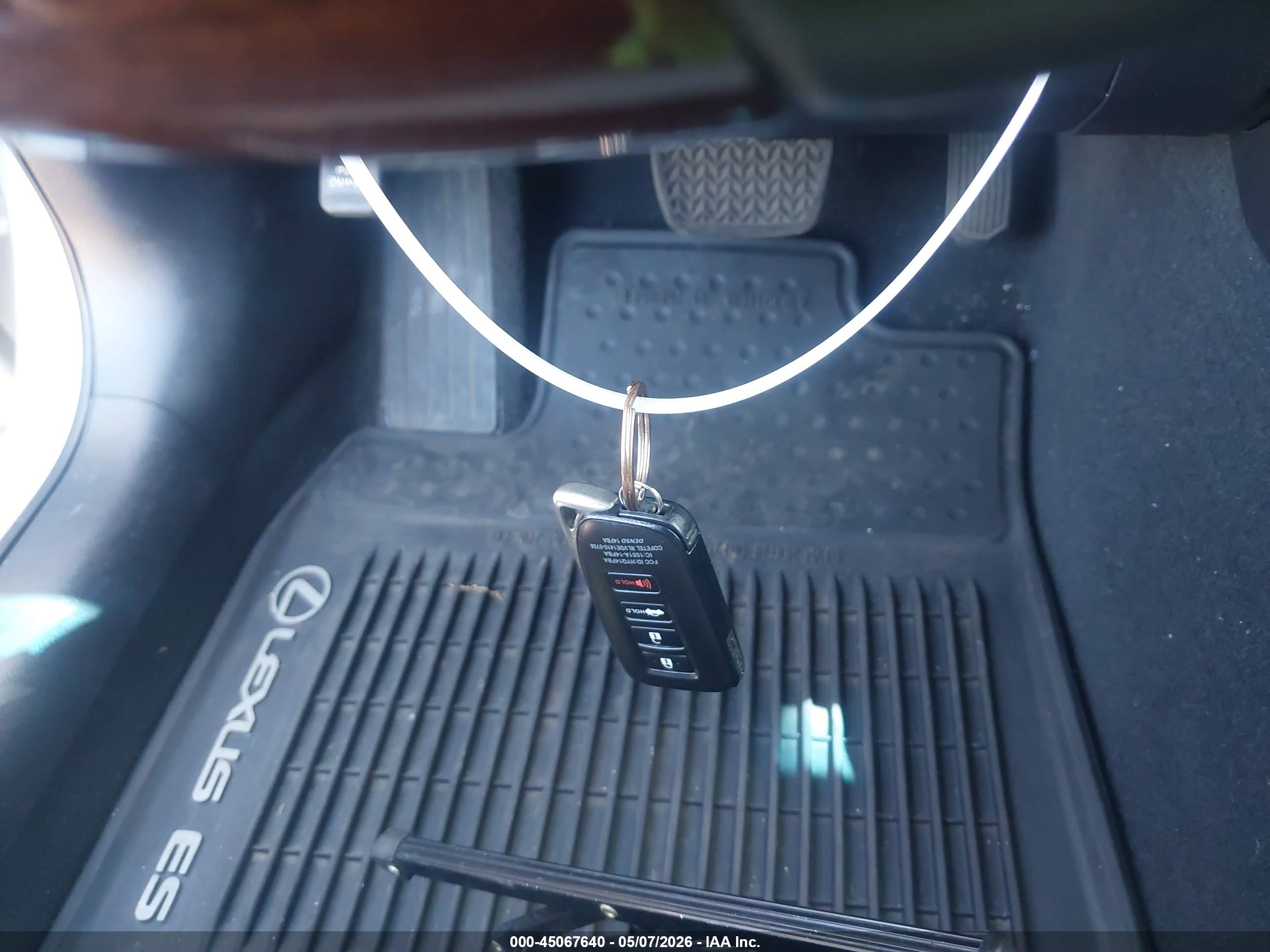 LEXUS ES image 11