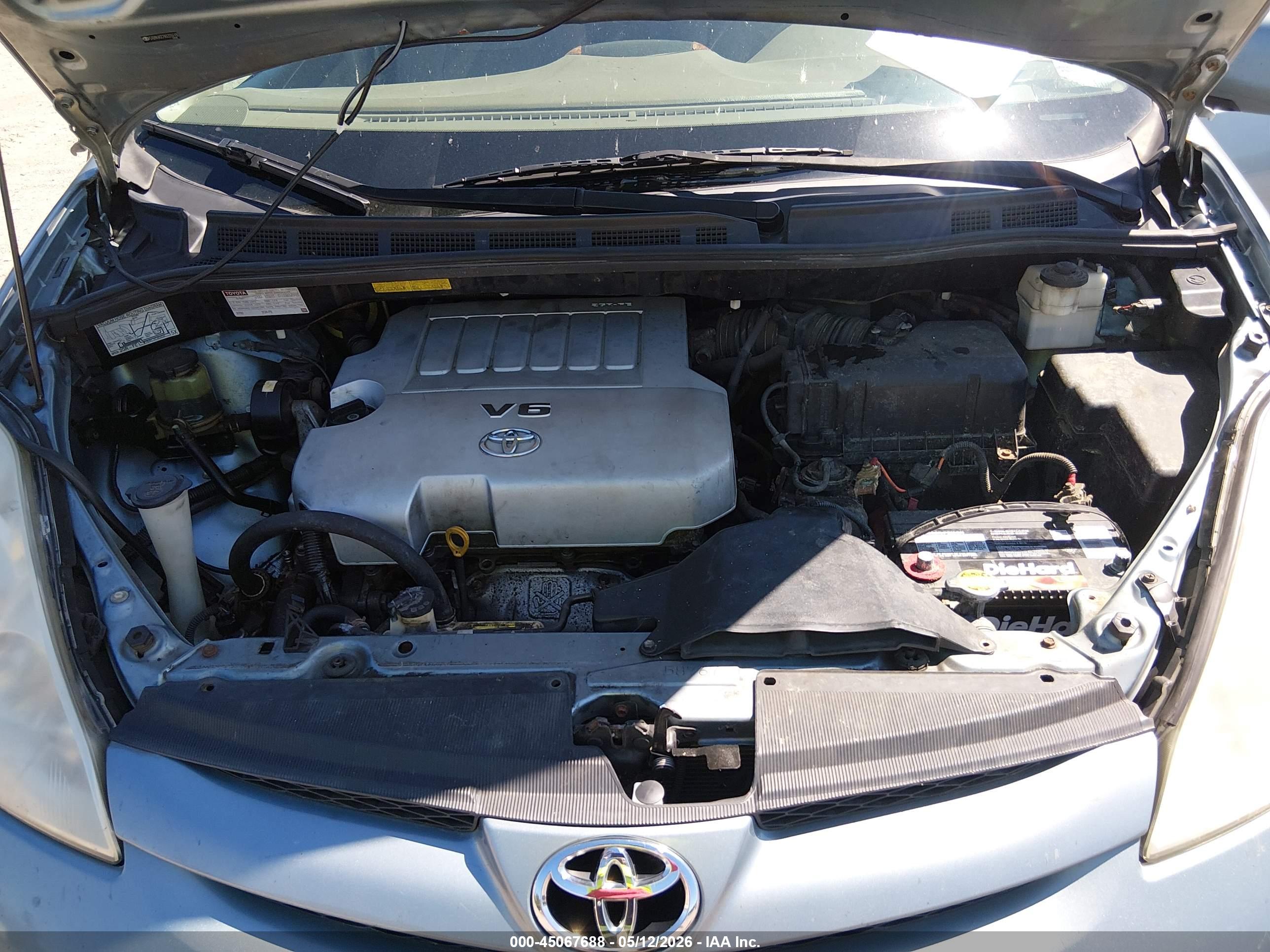 TOYOTA SIENNA image 10