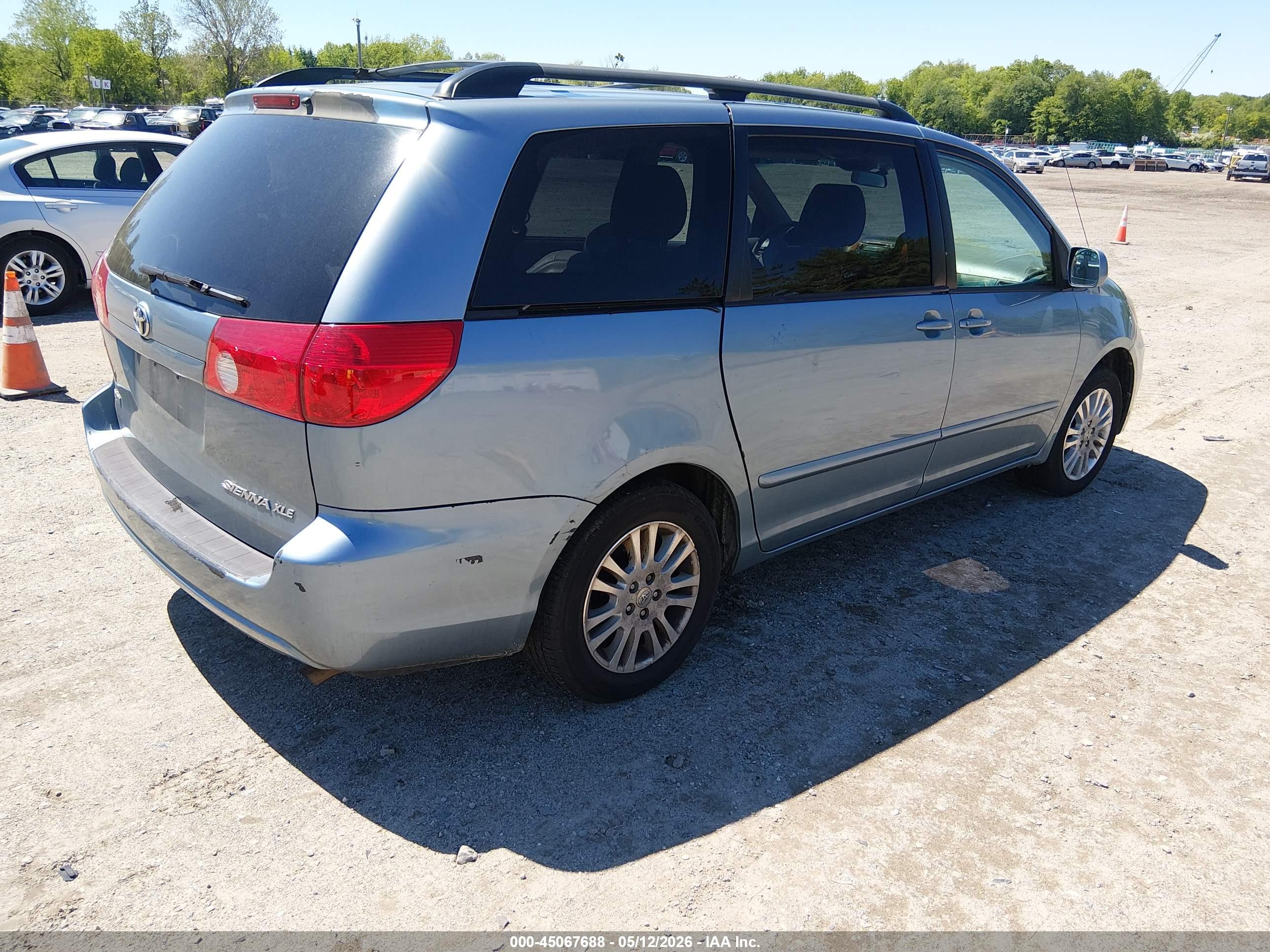 TOYOTA SIENNA image 4