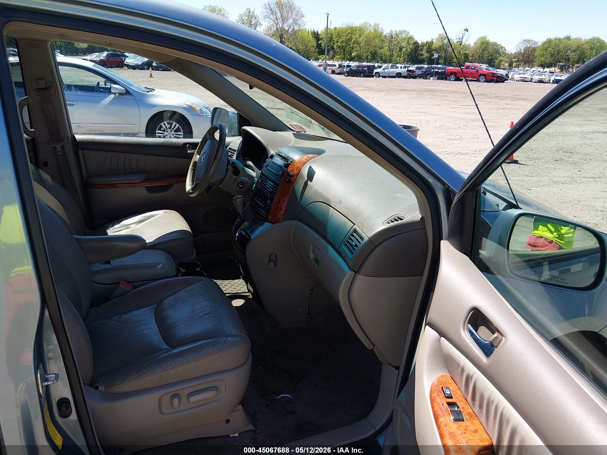 TOYOTA SIENNA image 5