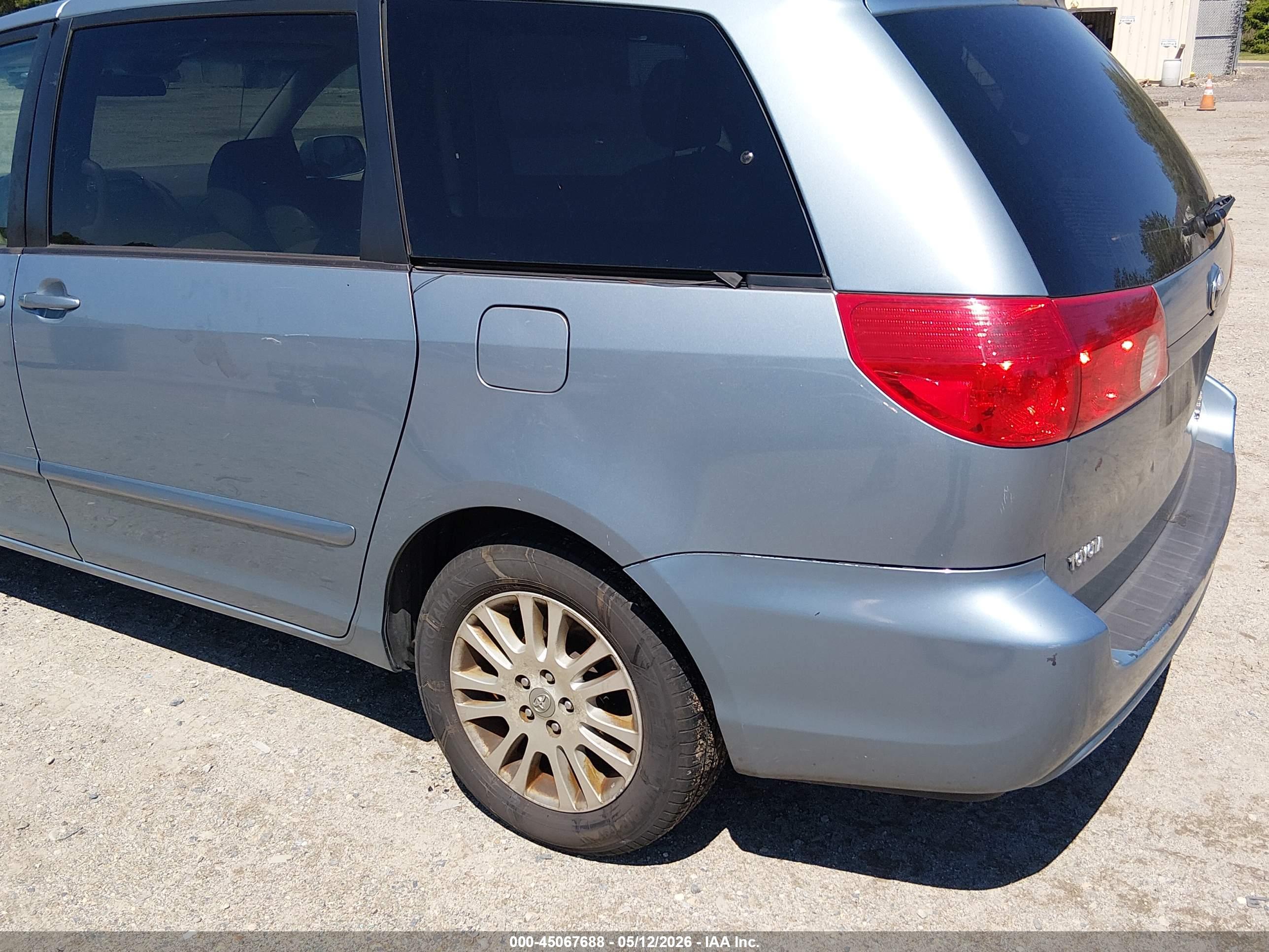 TOYOTA SIENNA image 6