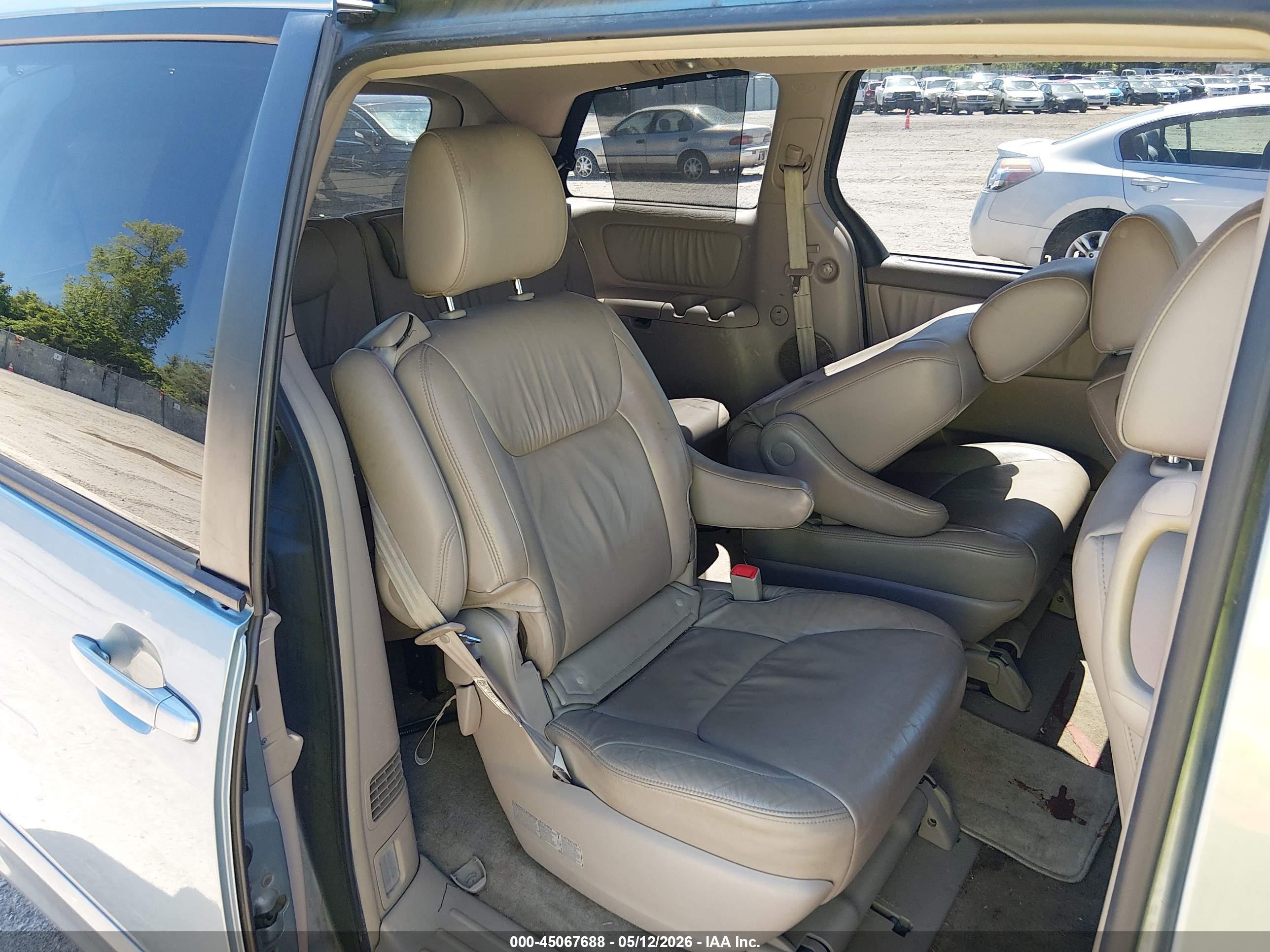 TOYOTA SIENNA image 8