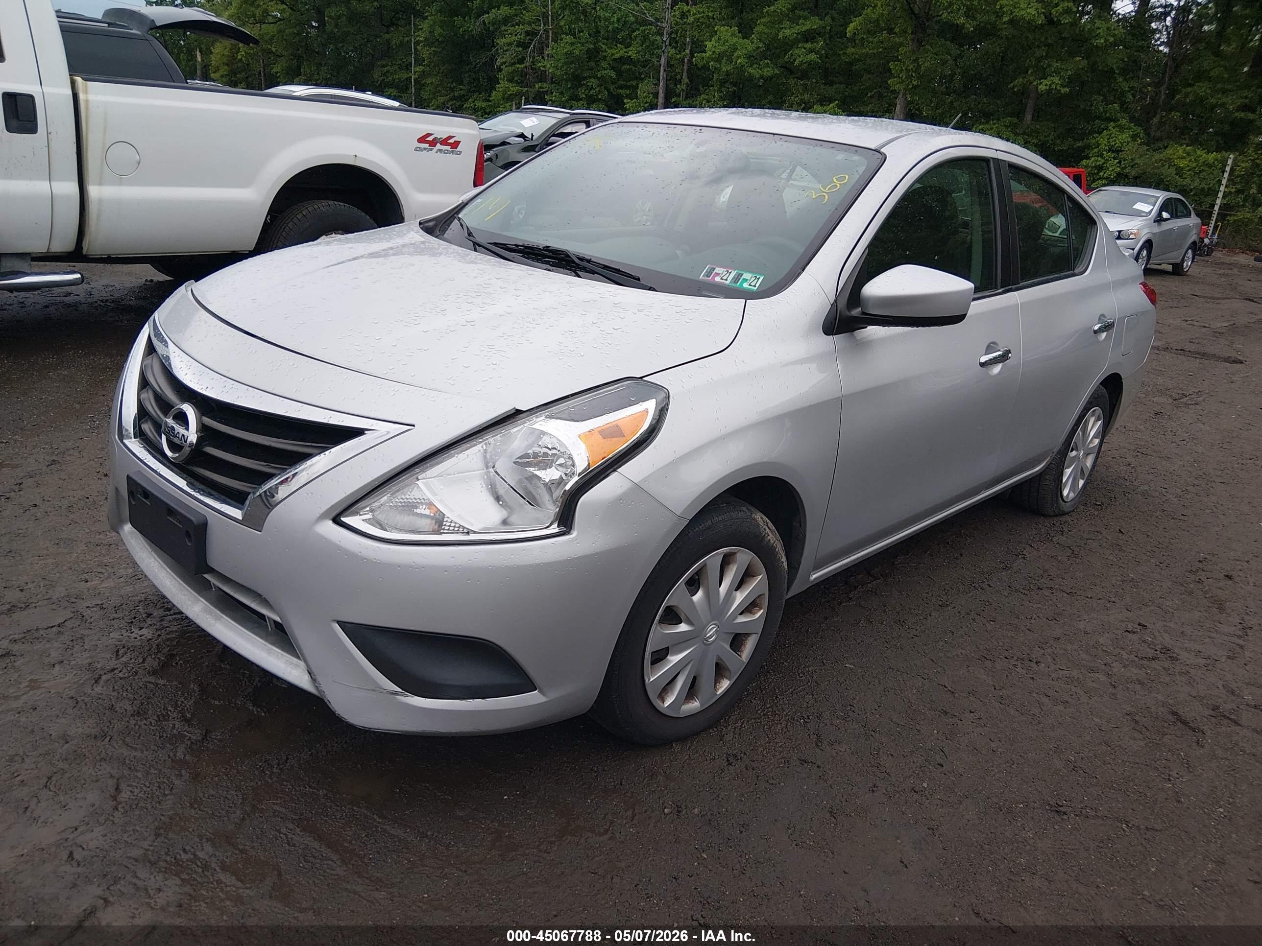 NISSAN VERSA image 2