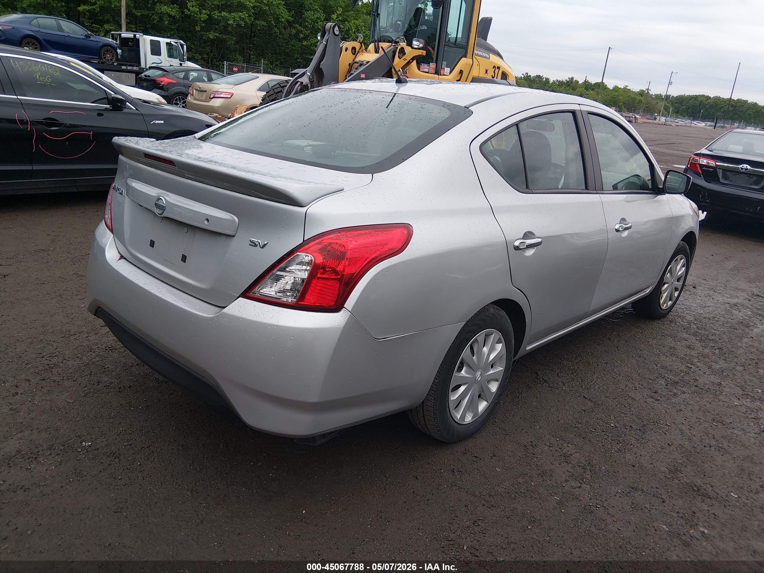 NISSAN VERSA image 4
