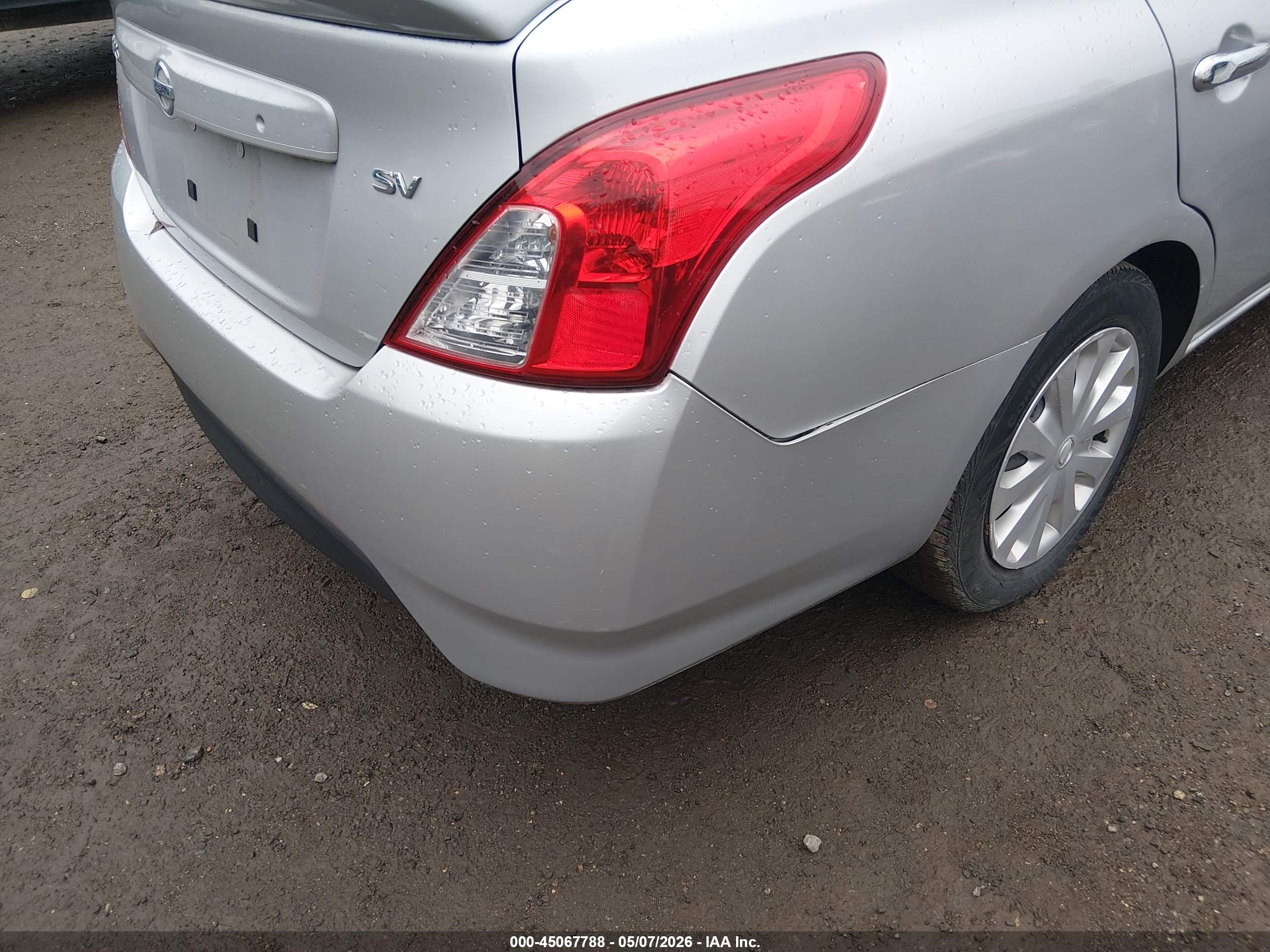 NISSAN VERSA image 6
