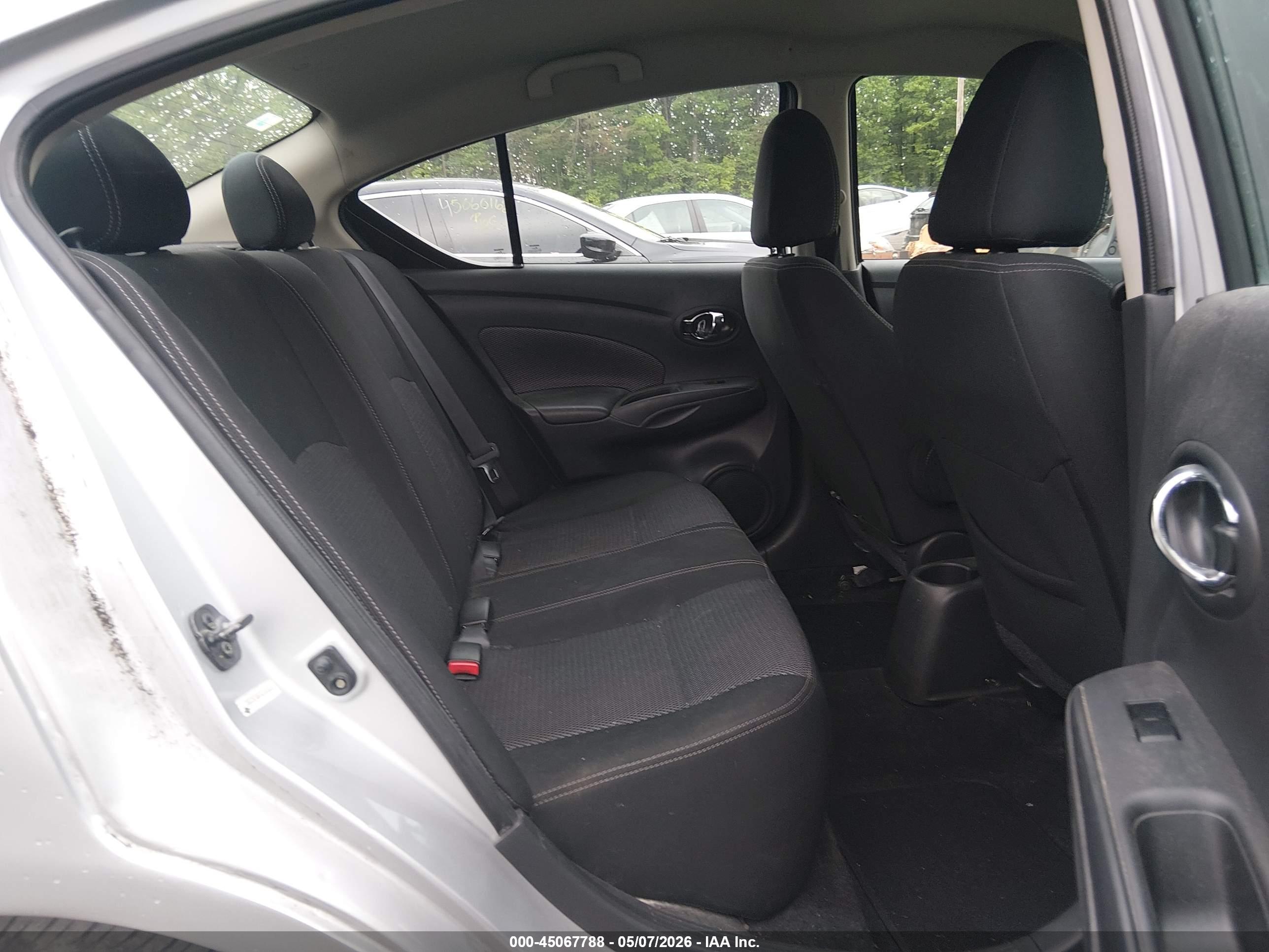 NISSAN VERSA image 8