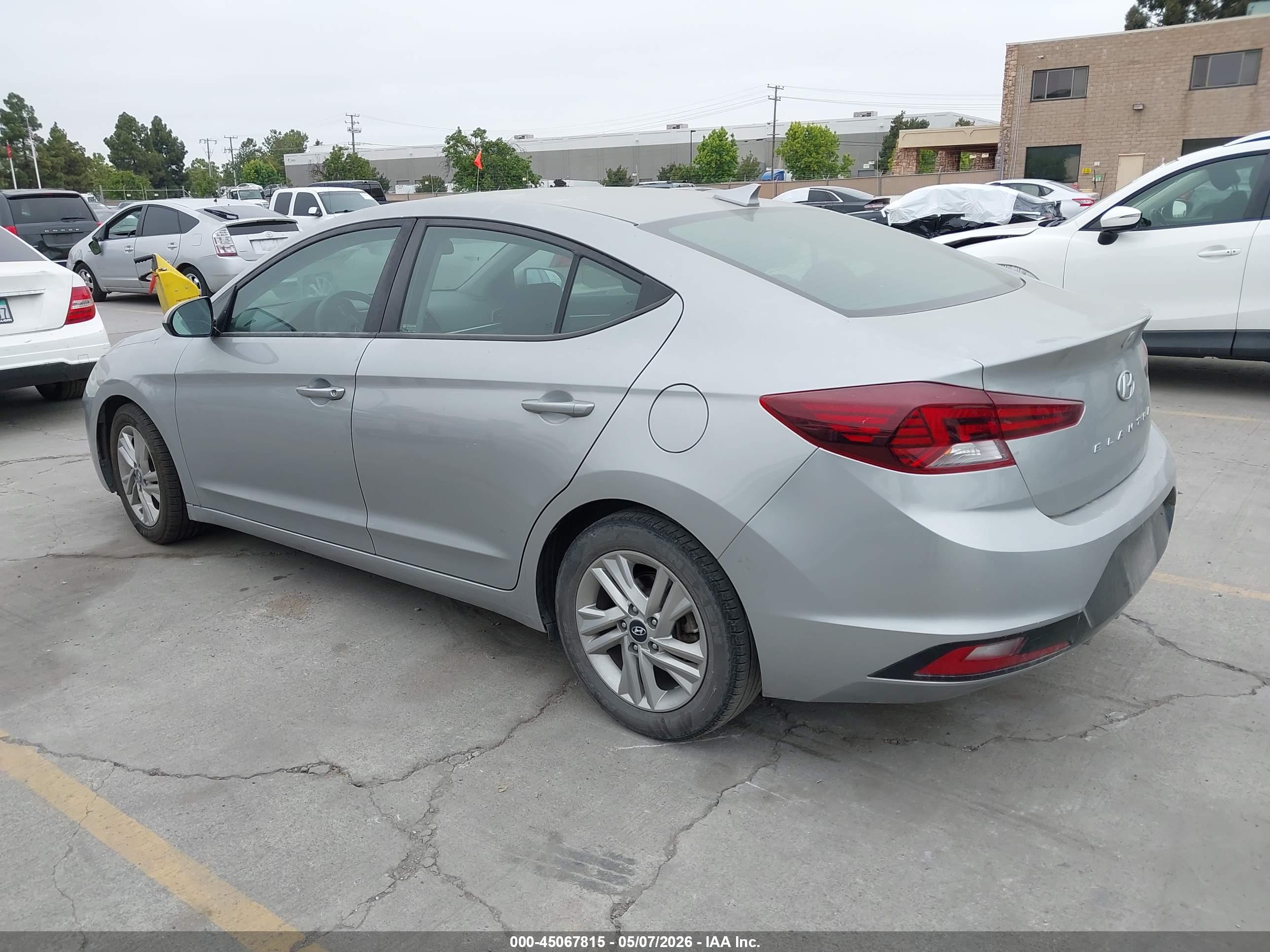 HYUNDAI ELANTRA image 3