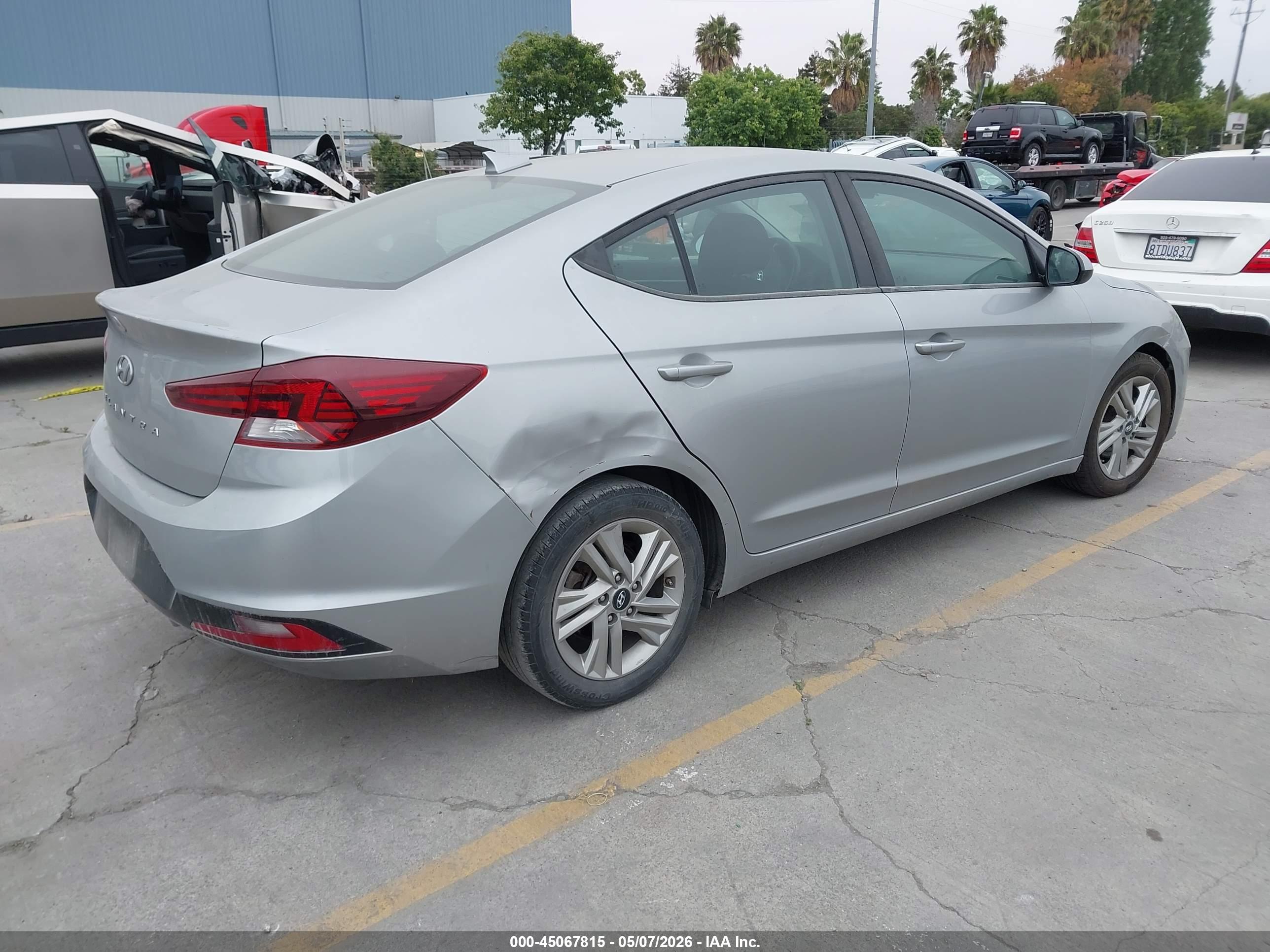 HYUNDAI ELANTRA image 4