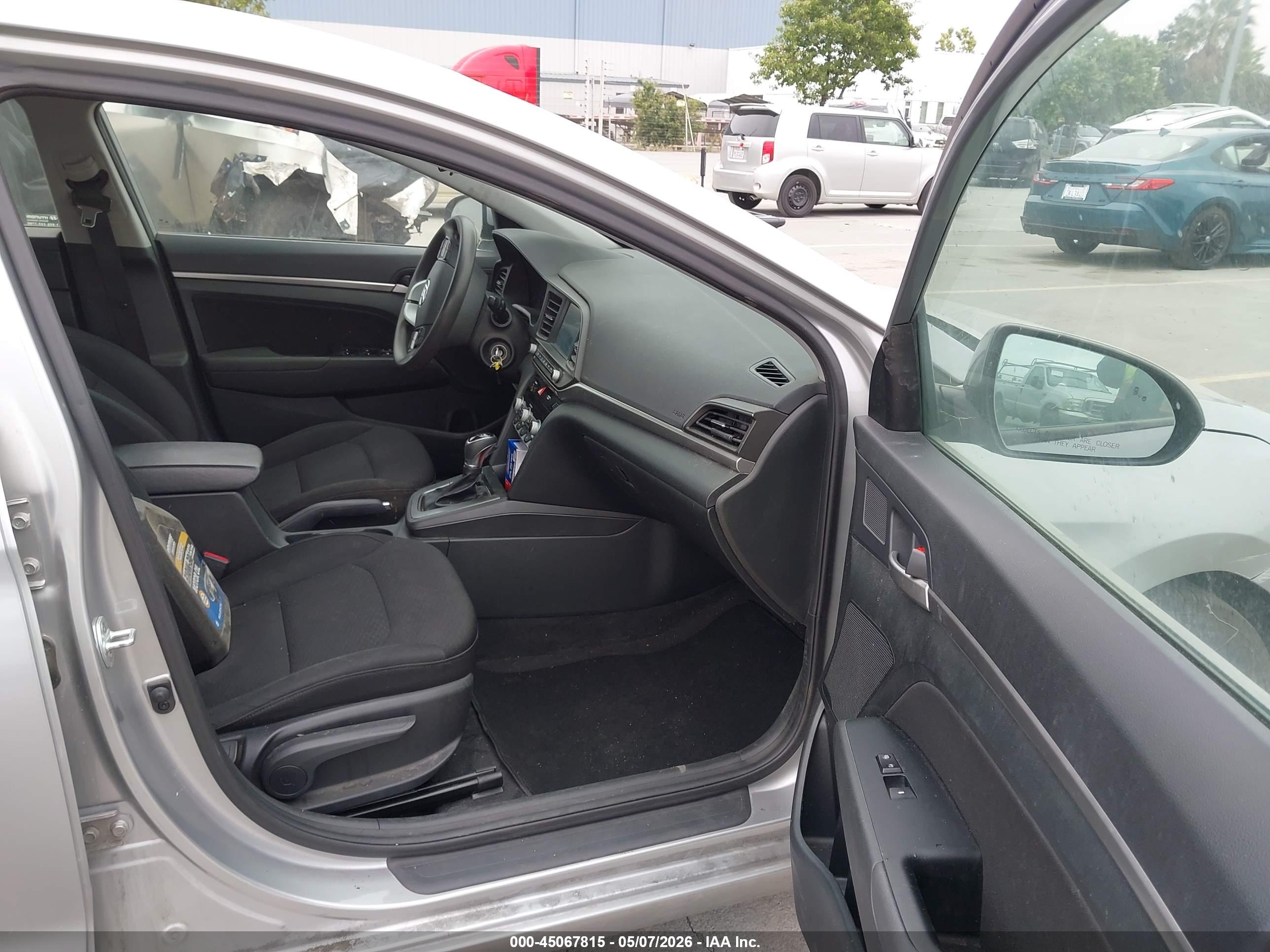 HYUNDAI ELANTRA image 5