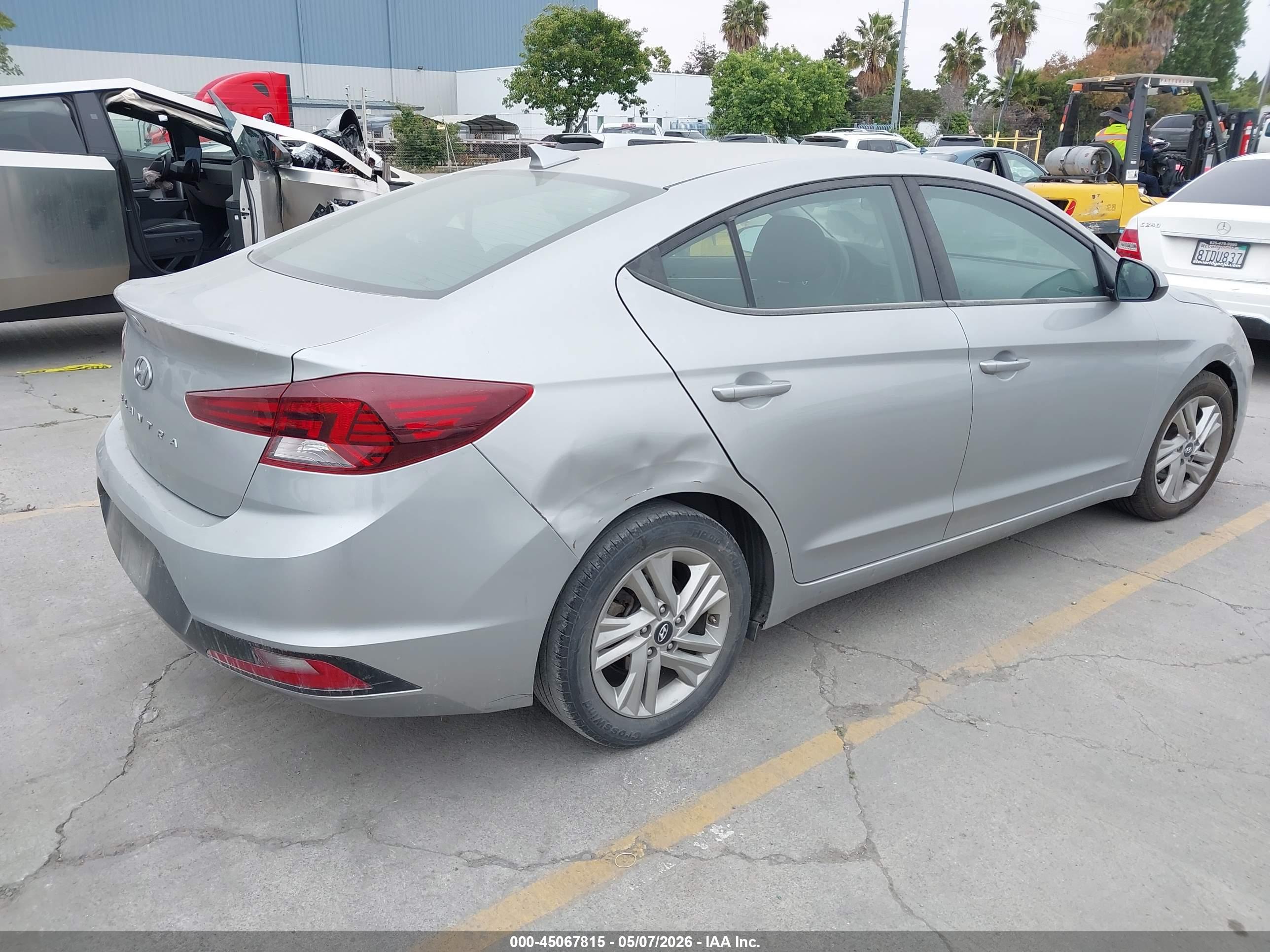 HYUNDAI ELANTRA image 6