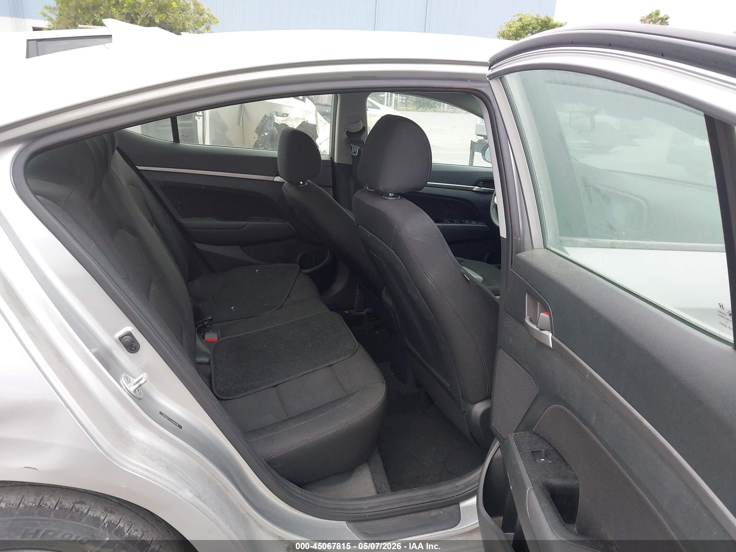 HYUNDAI ELANTRA image 8