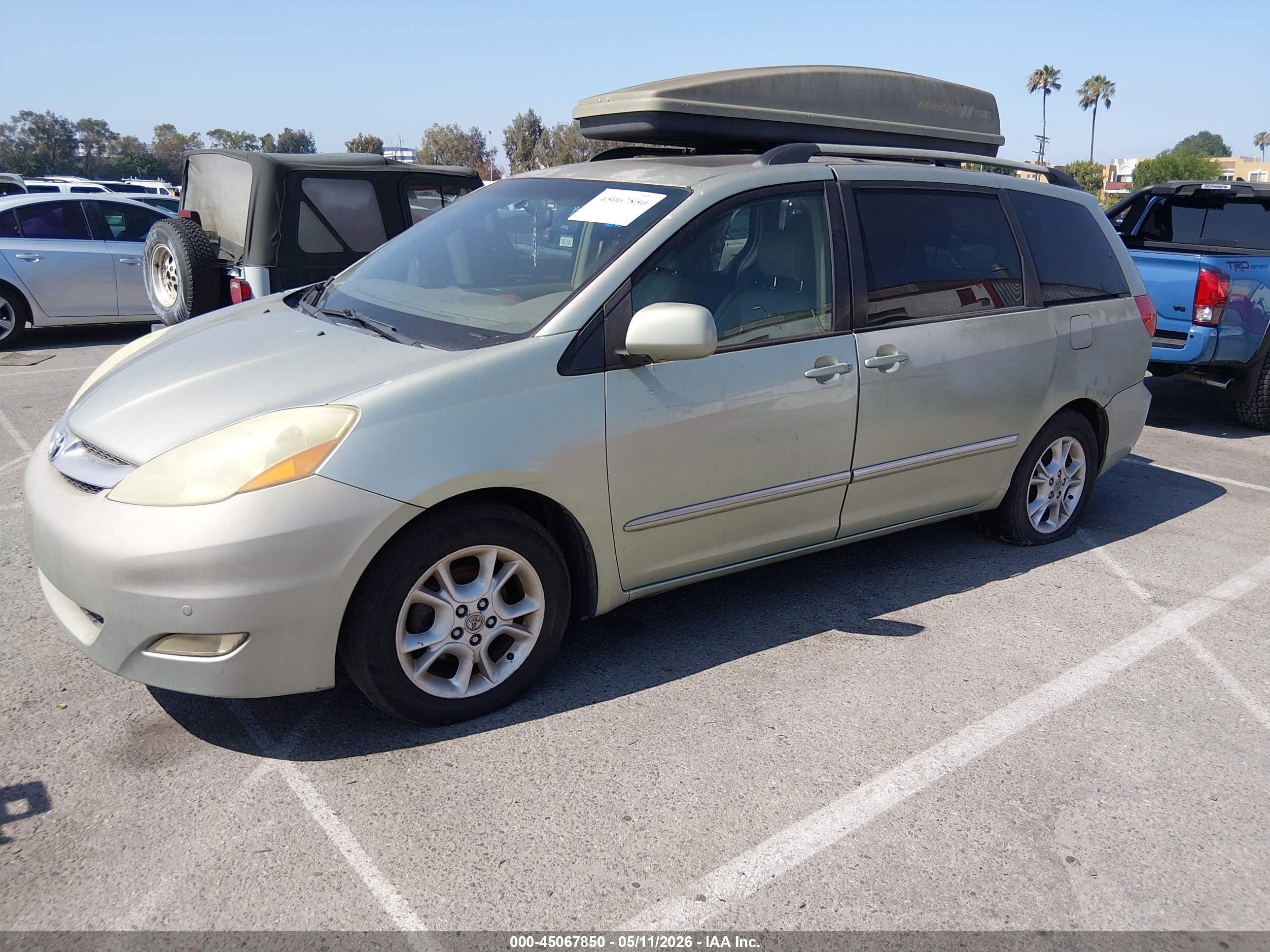 TOYOTA SIENNA image 2
