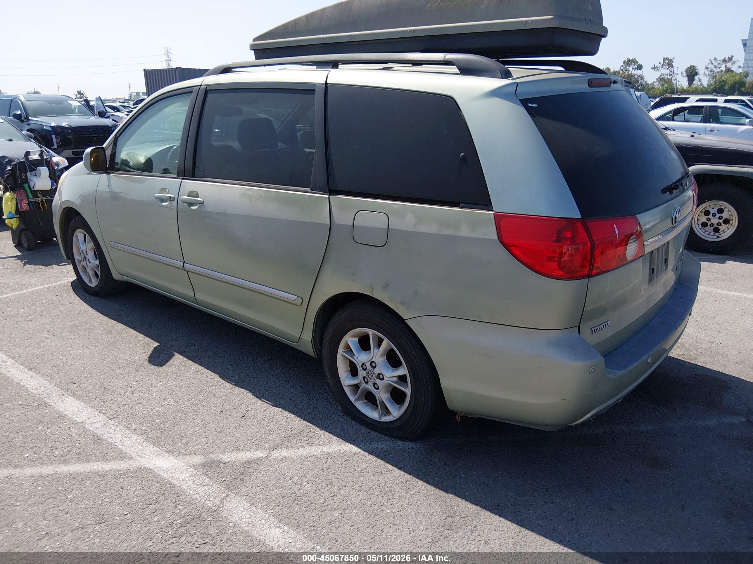 TOYOTA SIENNA image 3