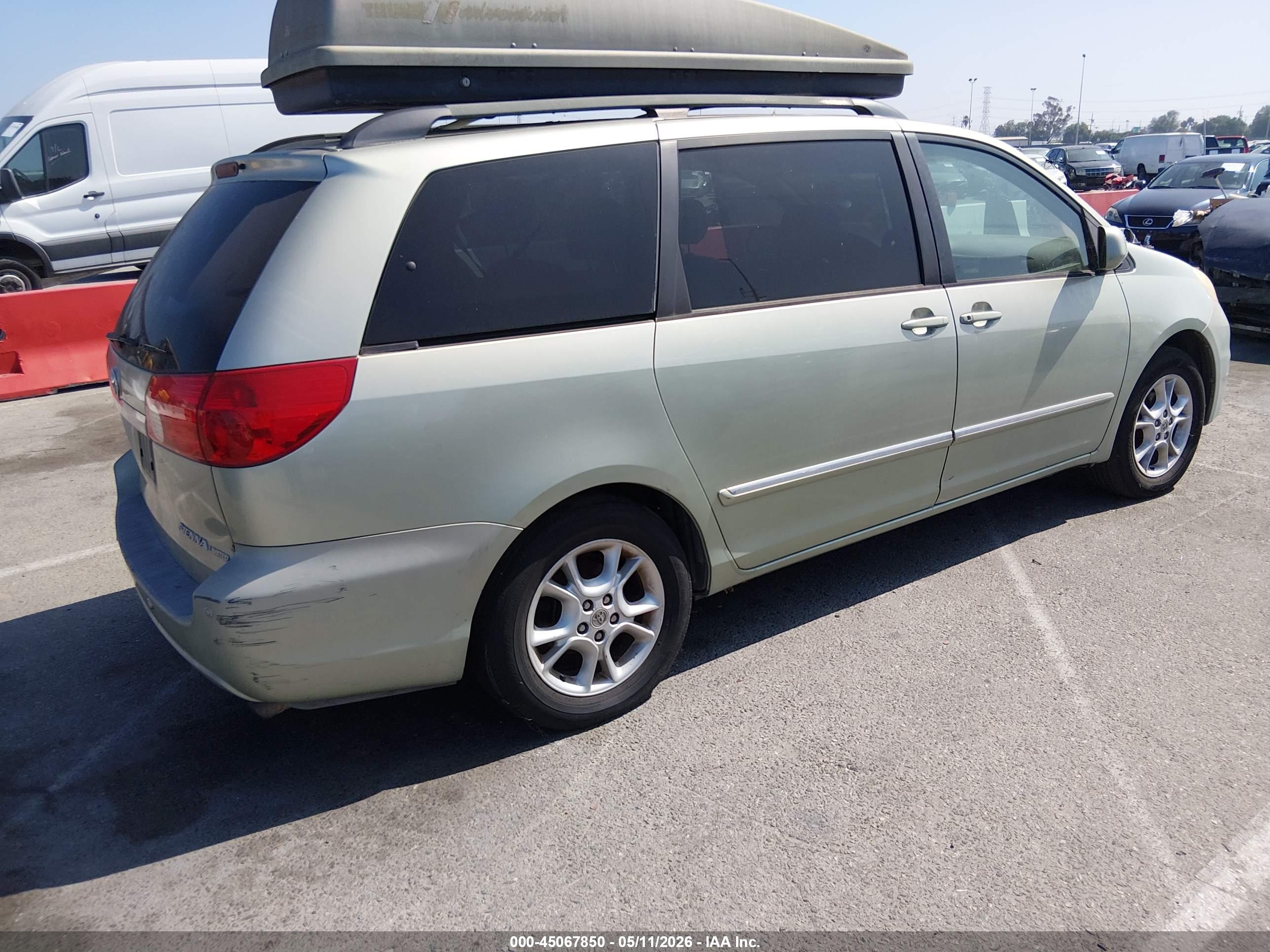 TOYOTA SIENNA image 4
