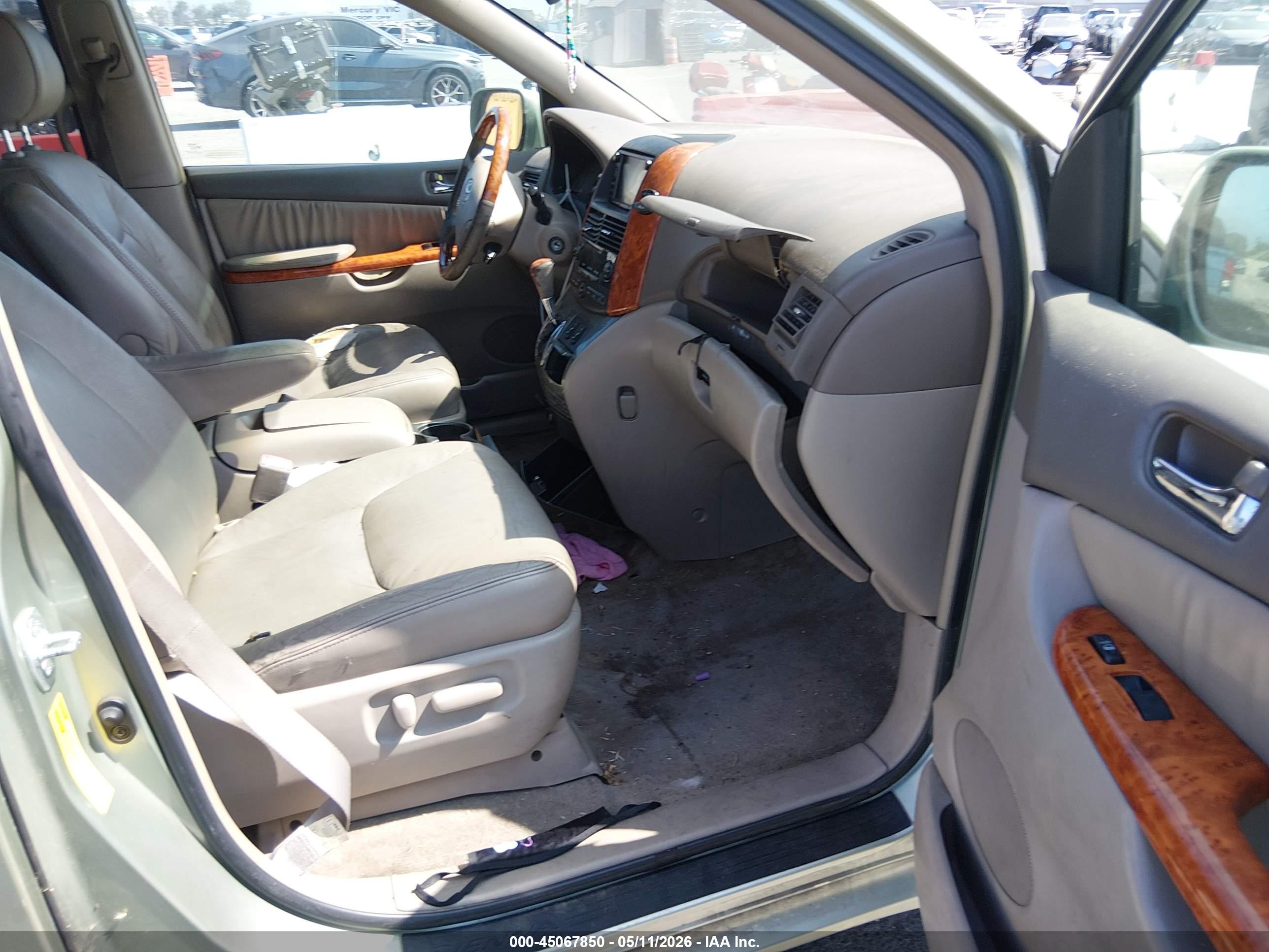 TOYOTA SIENNA image 5