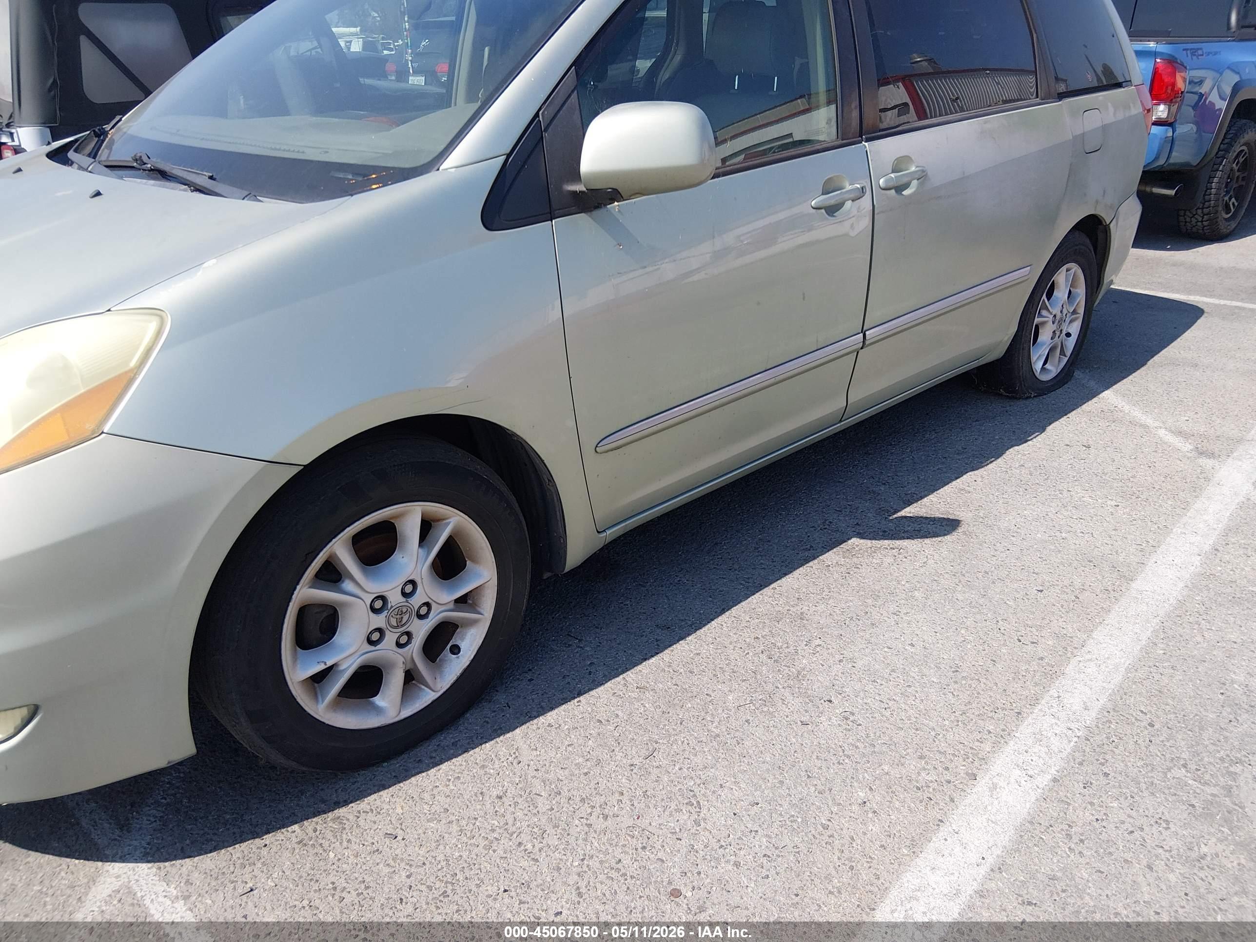 TOYOTA SIENNA image 6