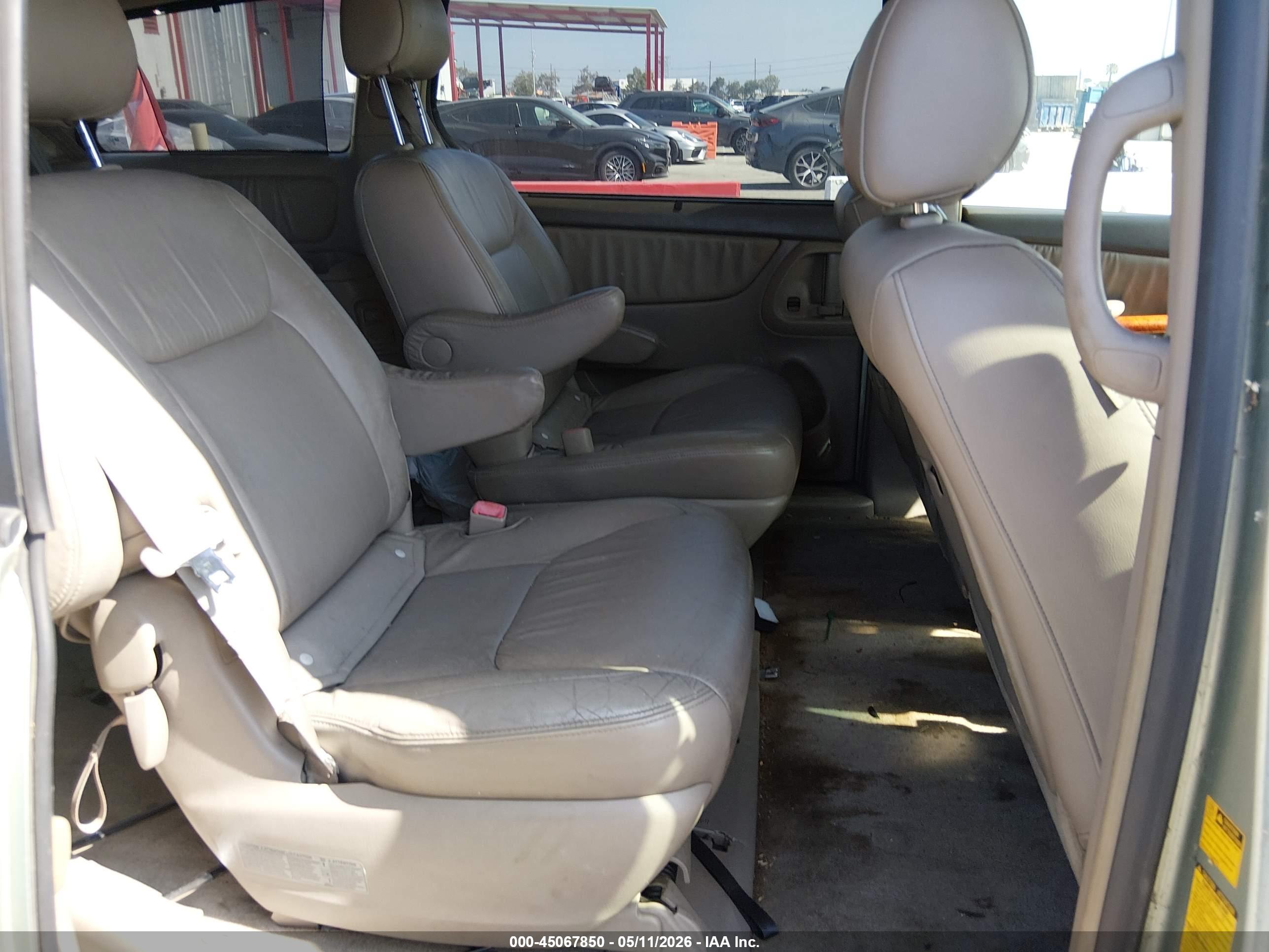 TOYOTA SIENNA image 8