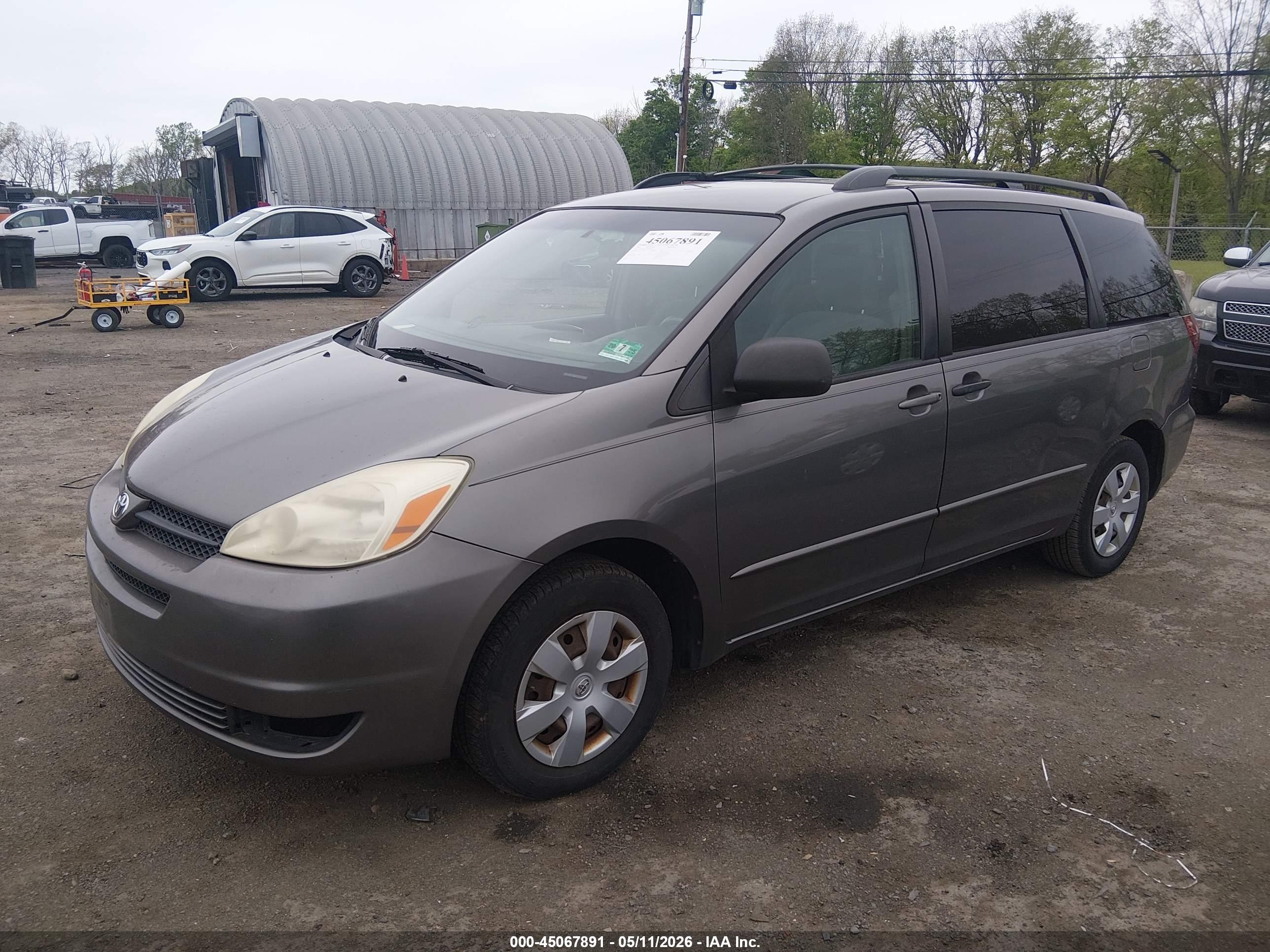 TOYOTA SIENNA image 2
