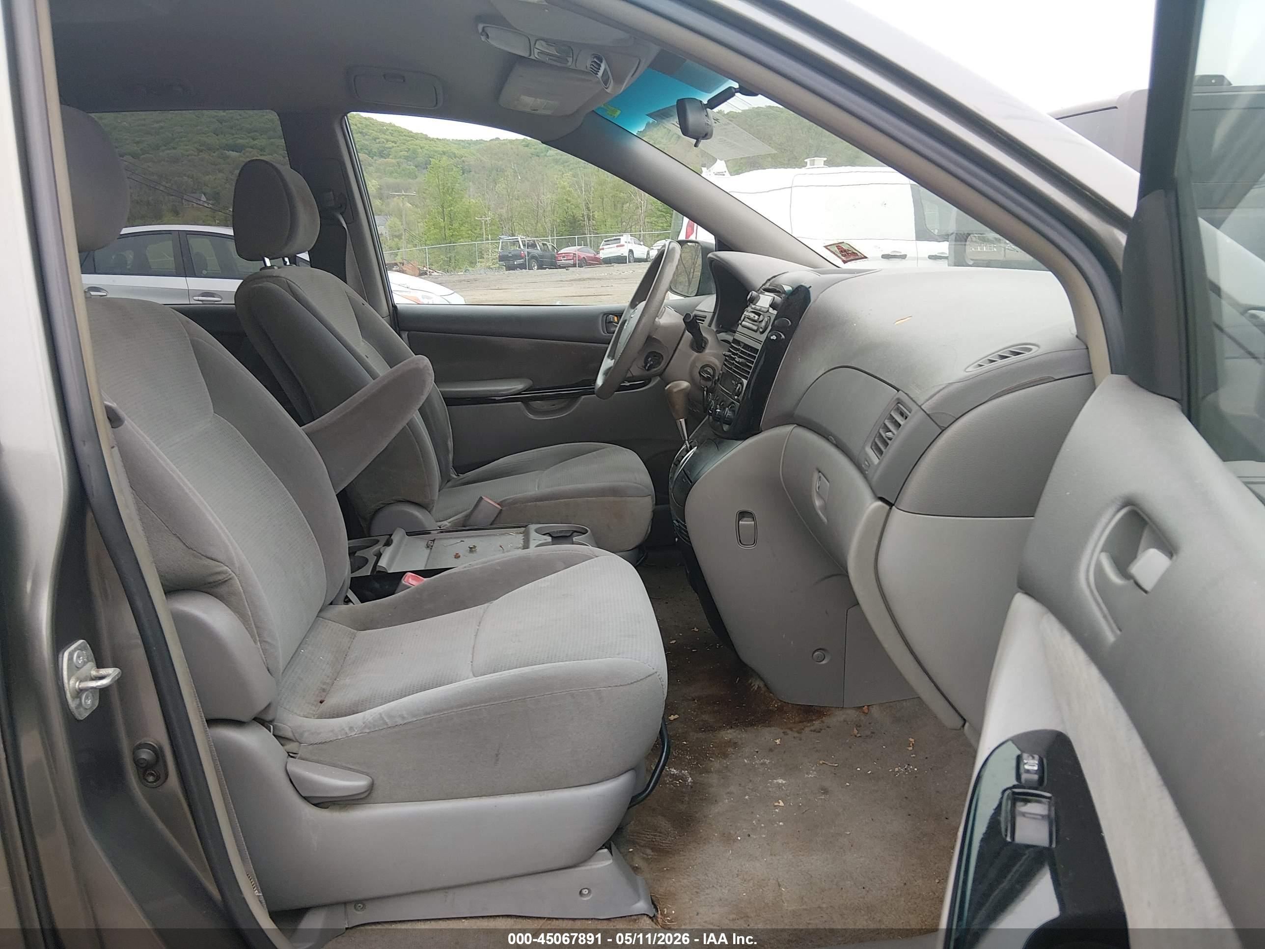 TOYOTA SIENNA image 5