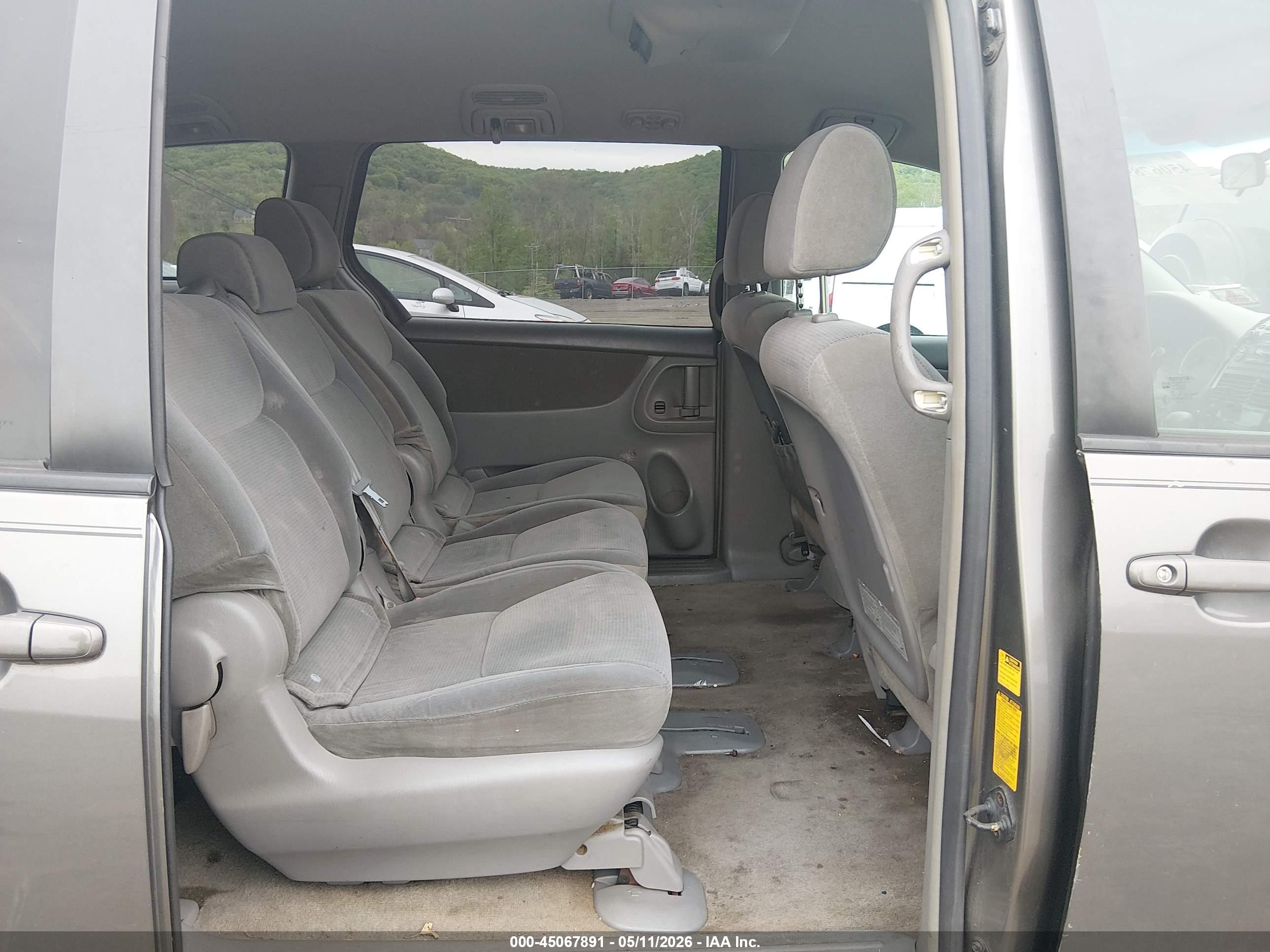 TOYOTA SIENNA image 8