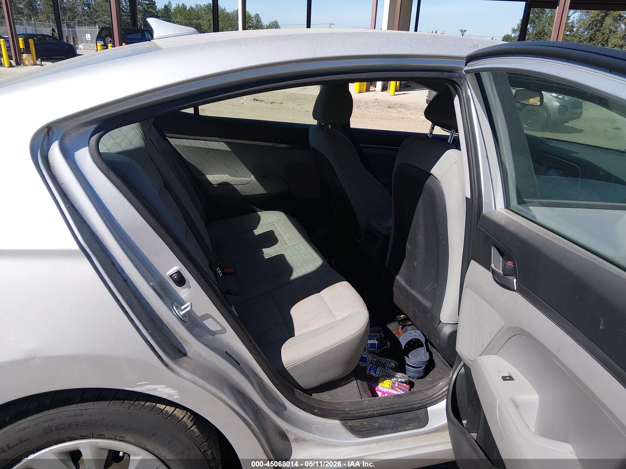 HYUNDAI ELANTRA image 8