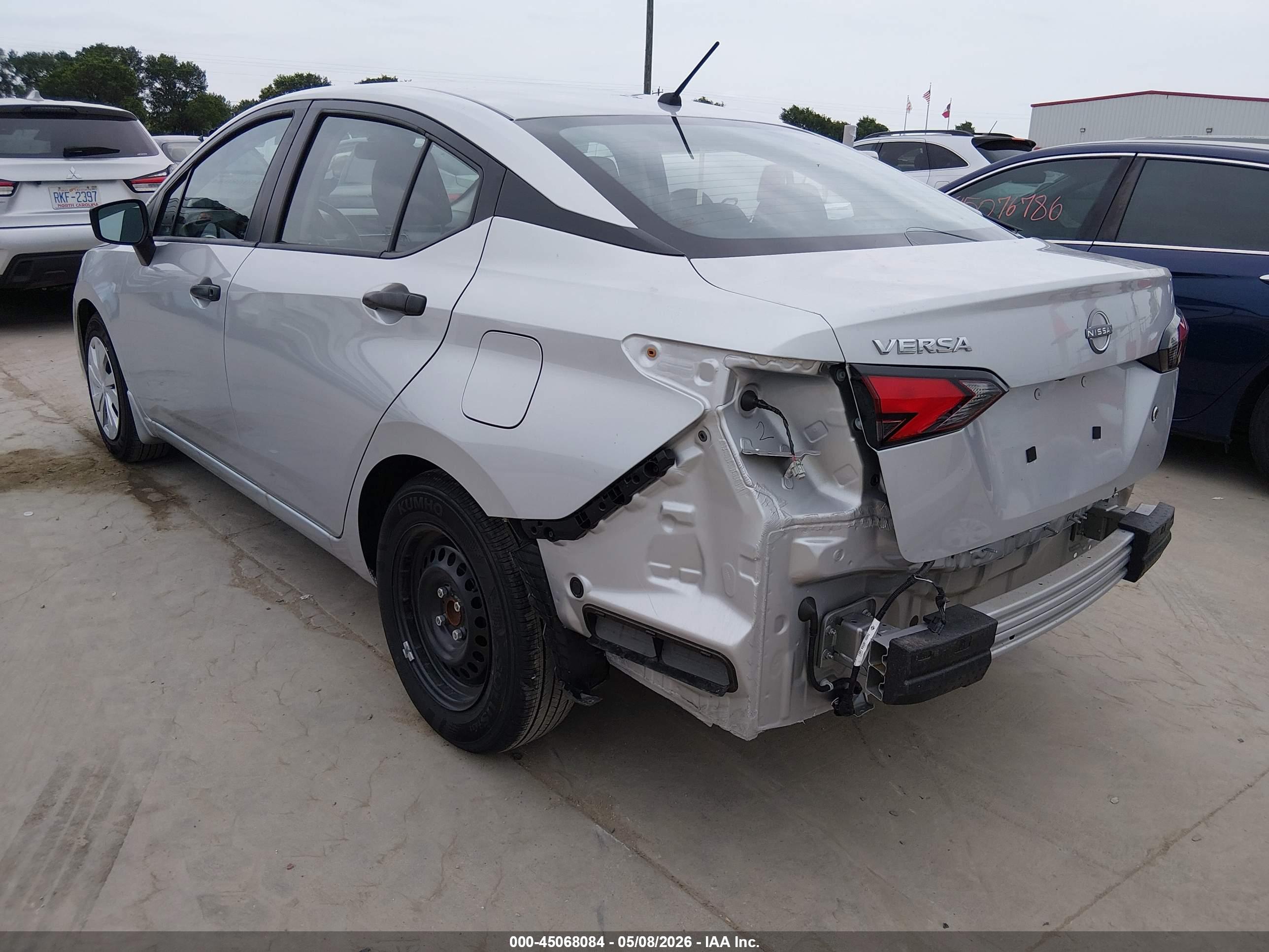 NISSAN VERSA image 3