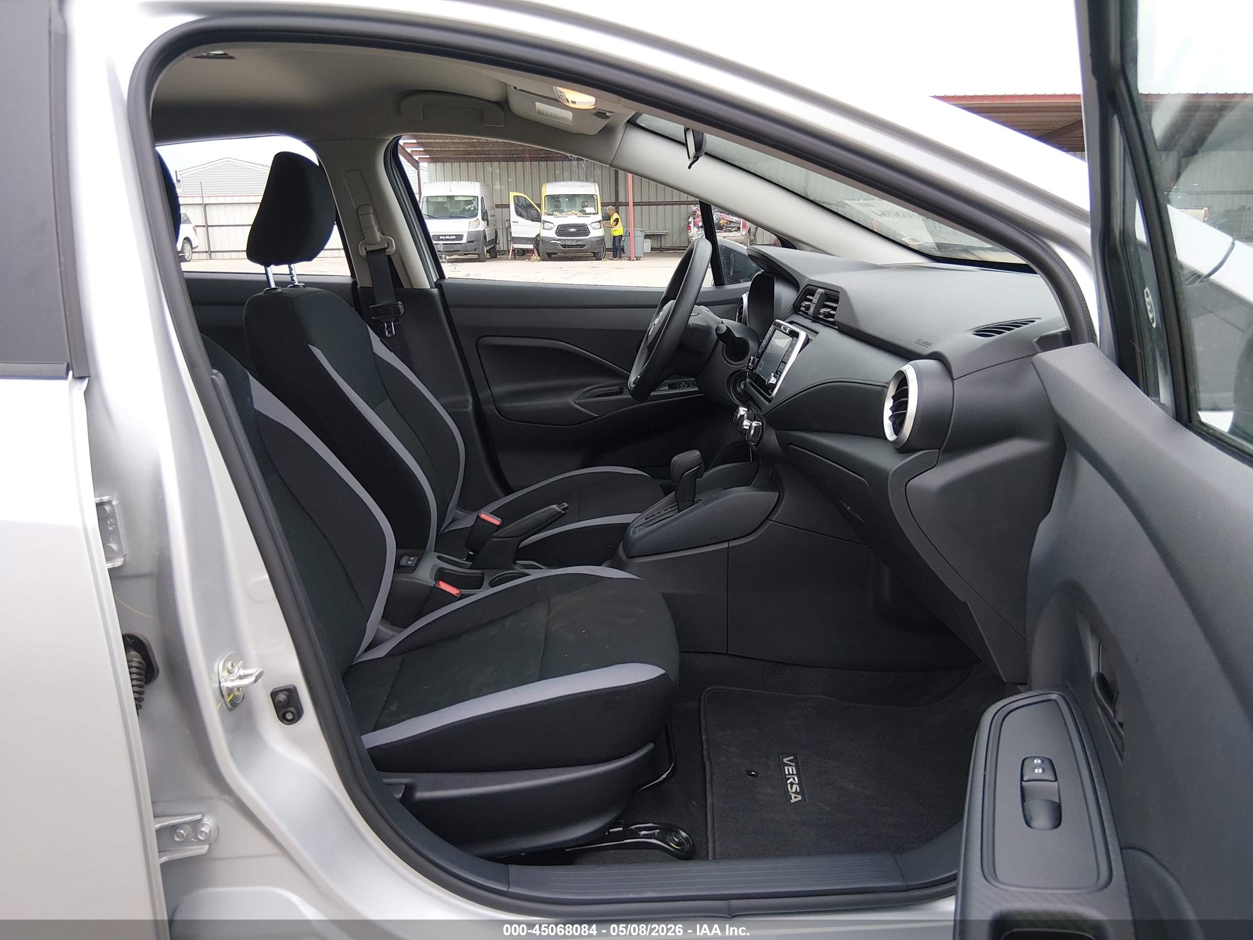 NISSAN VERSA image 5