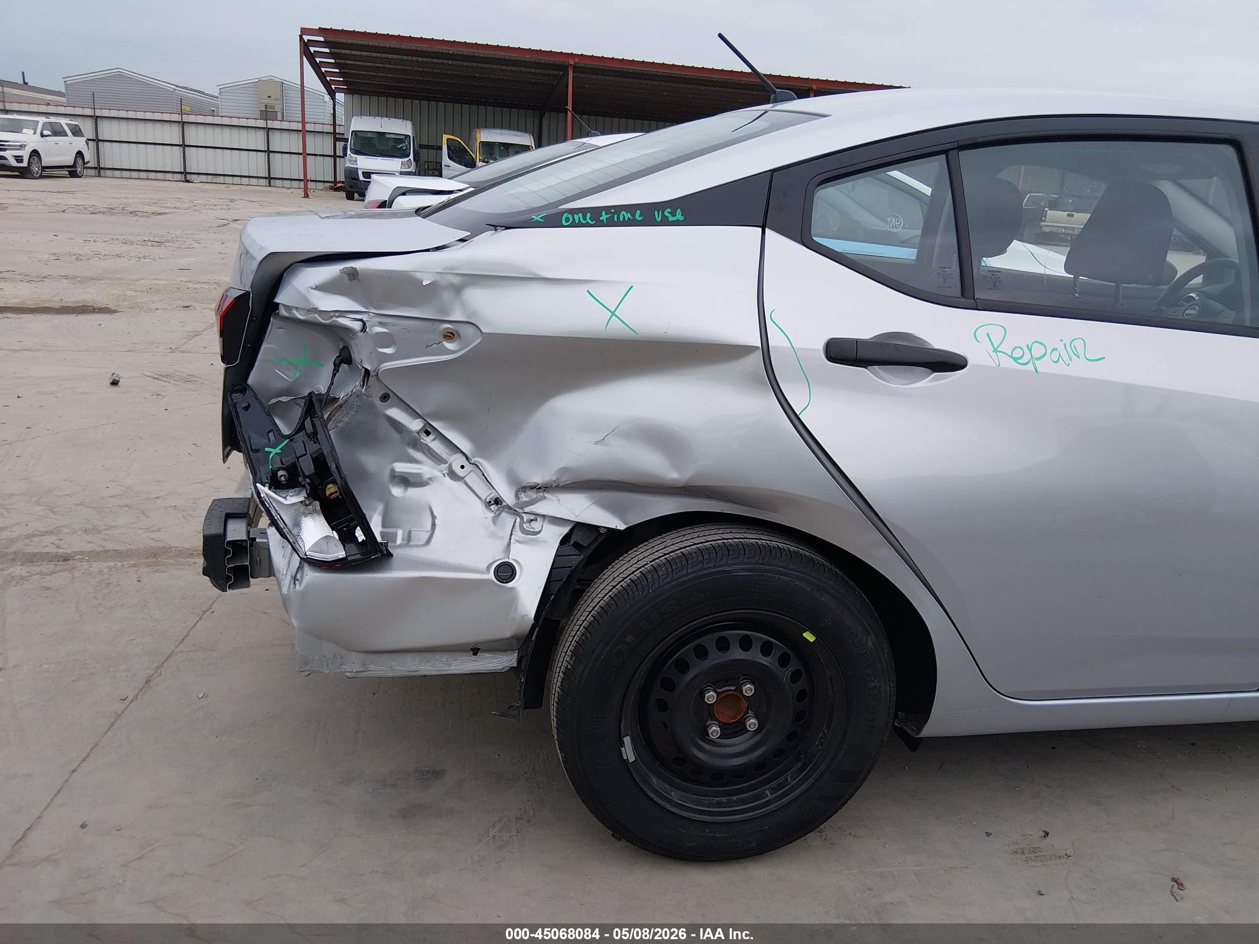 NISSAN VERSA image 6
