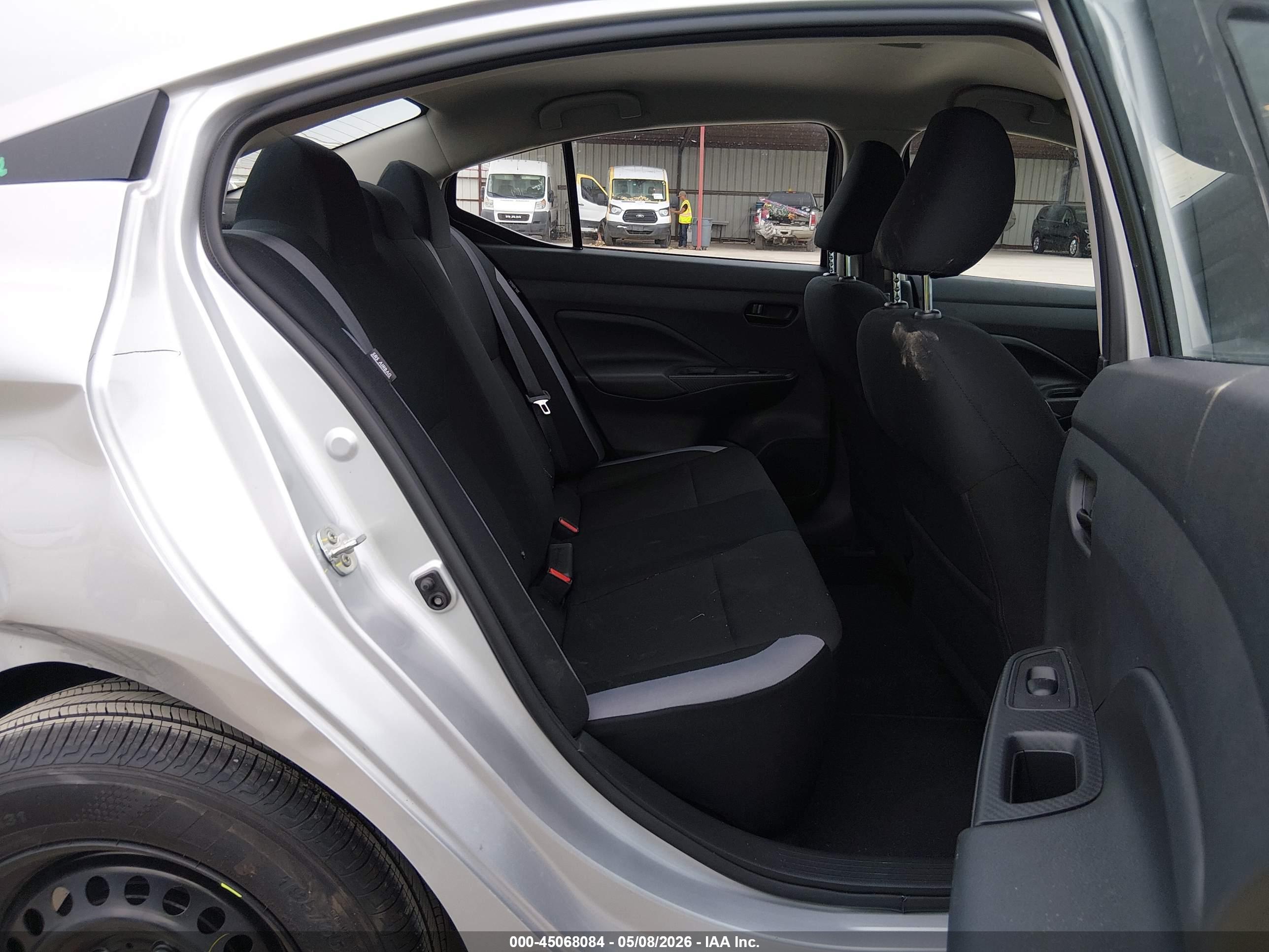 NISSAN VERSA image 8
