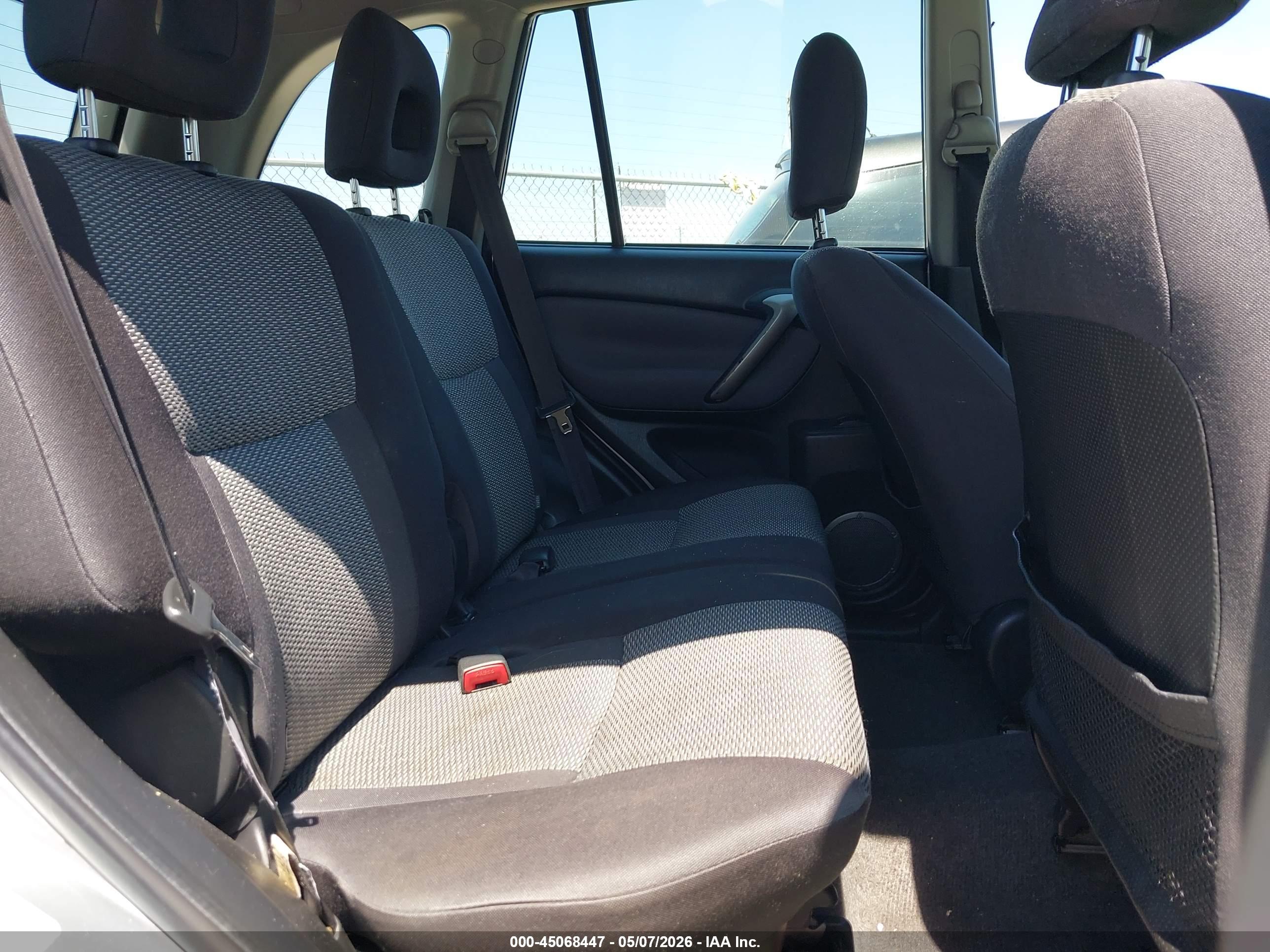 TOYOTA RAV4 image 8