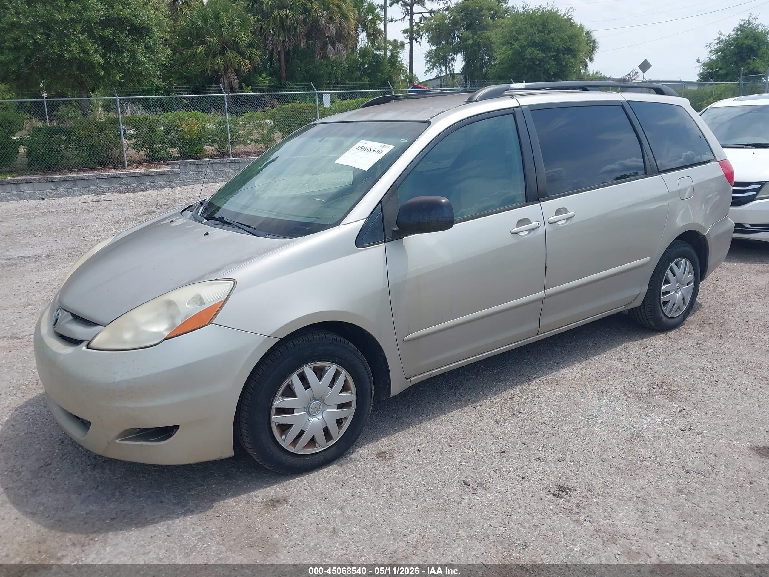 TOYOTA SIENNA image 2