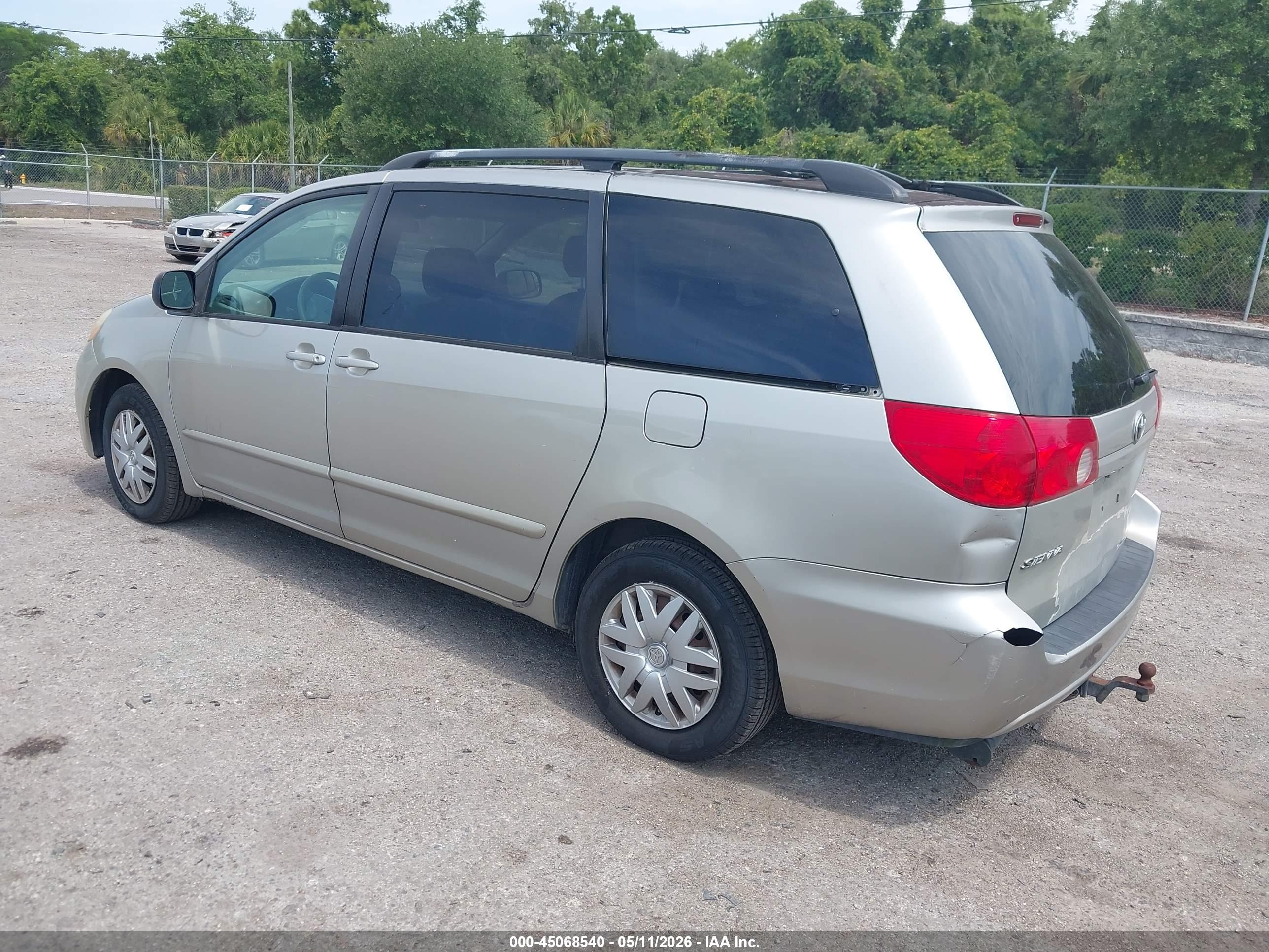 TOYOTA SIENNA image 3