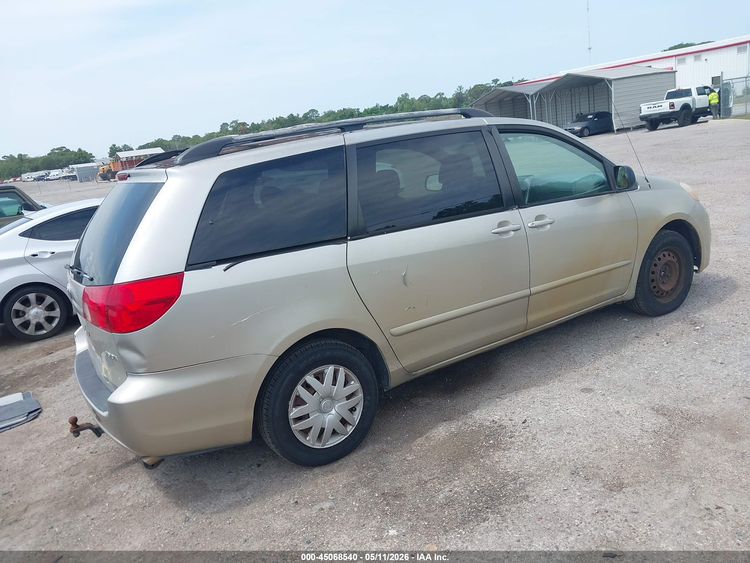 TOYOTA SIENNA image 4