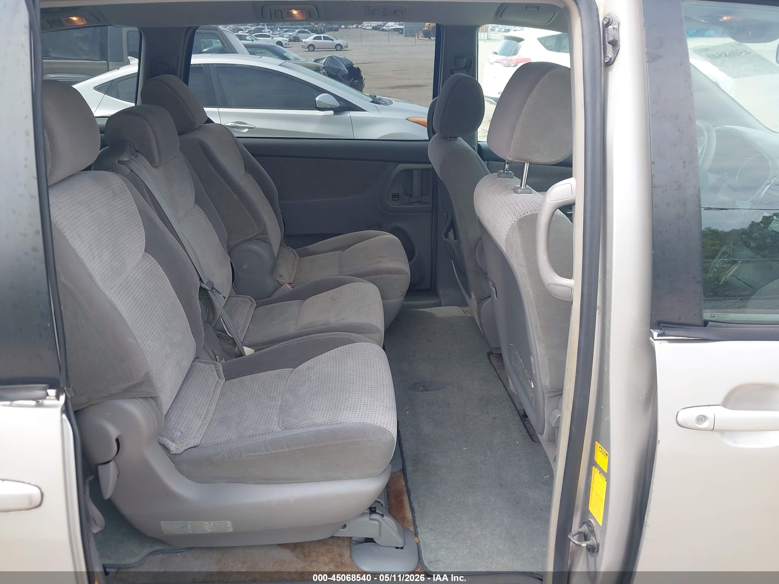TOYOTA SIENNA image 8