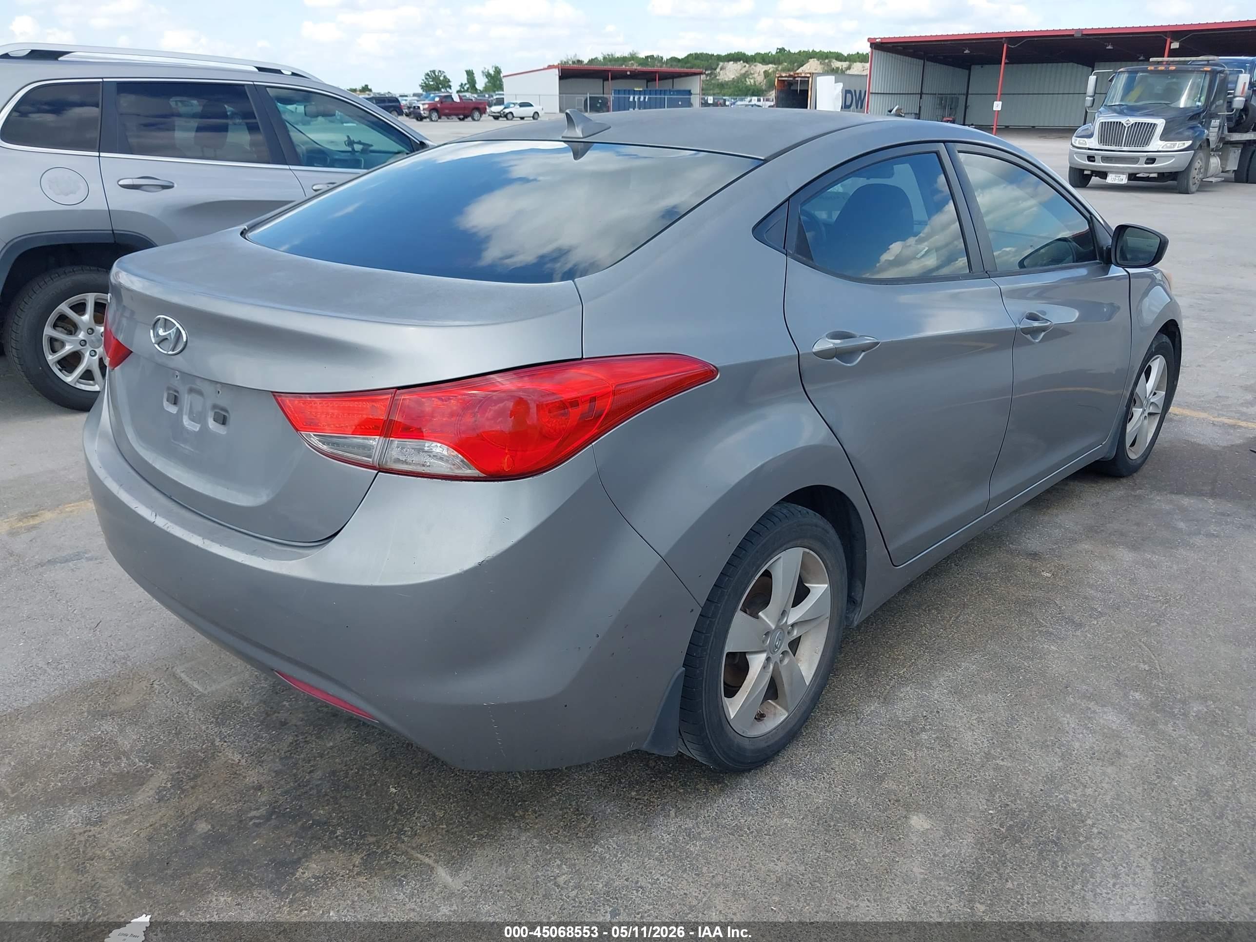 HYUNDAI ELANTRA image 4