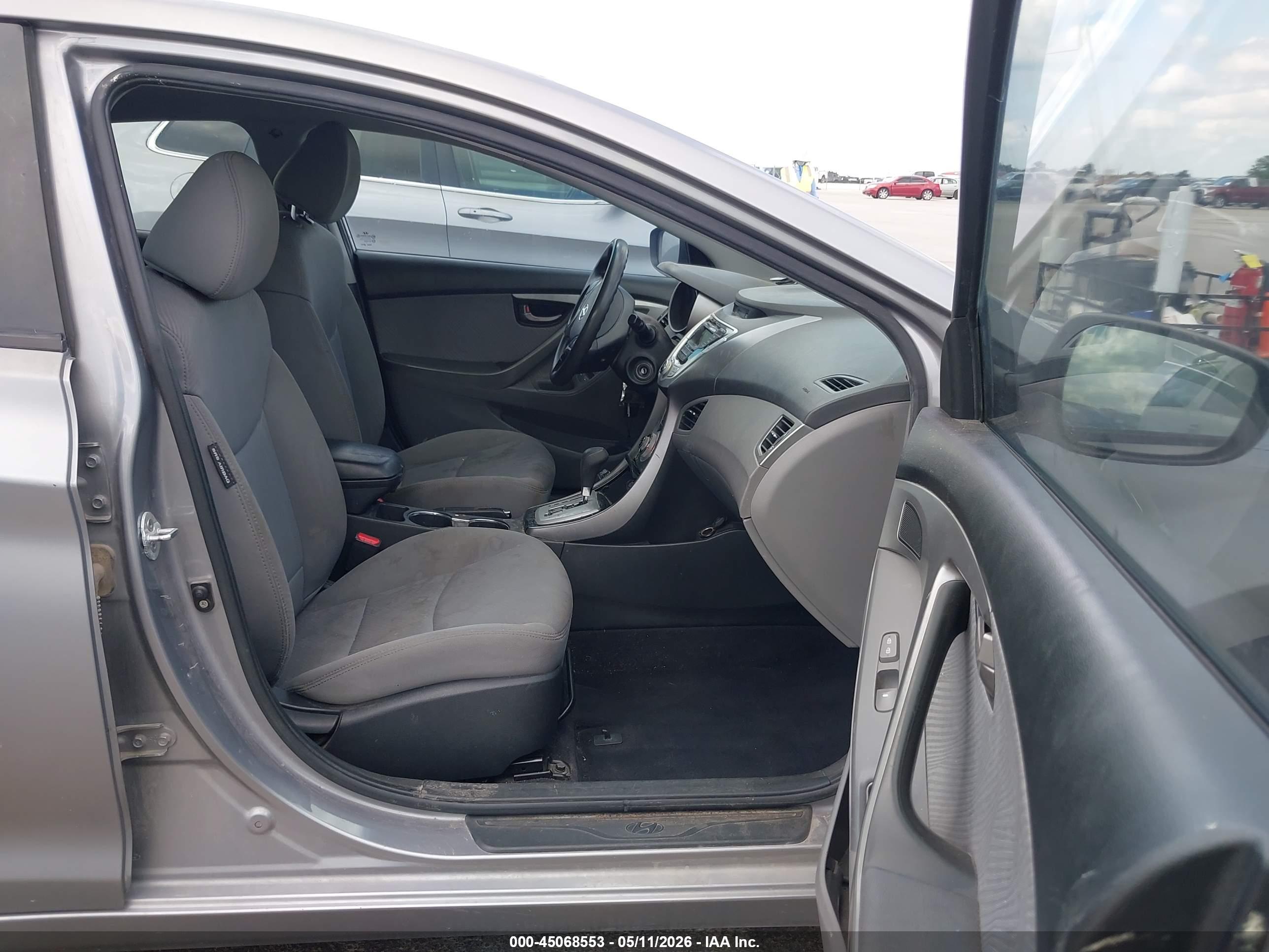 HYUNDAI ELANTRA image 5
