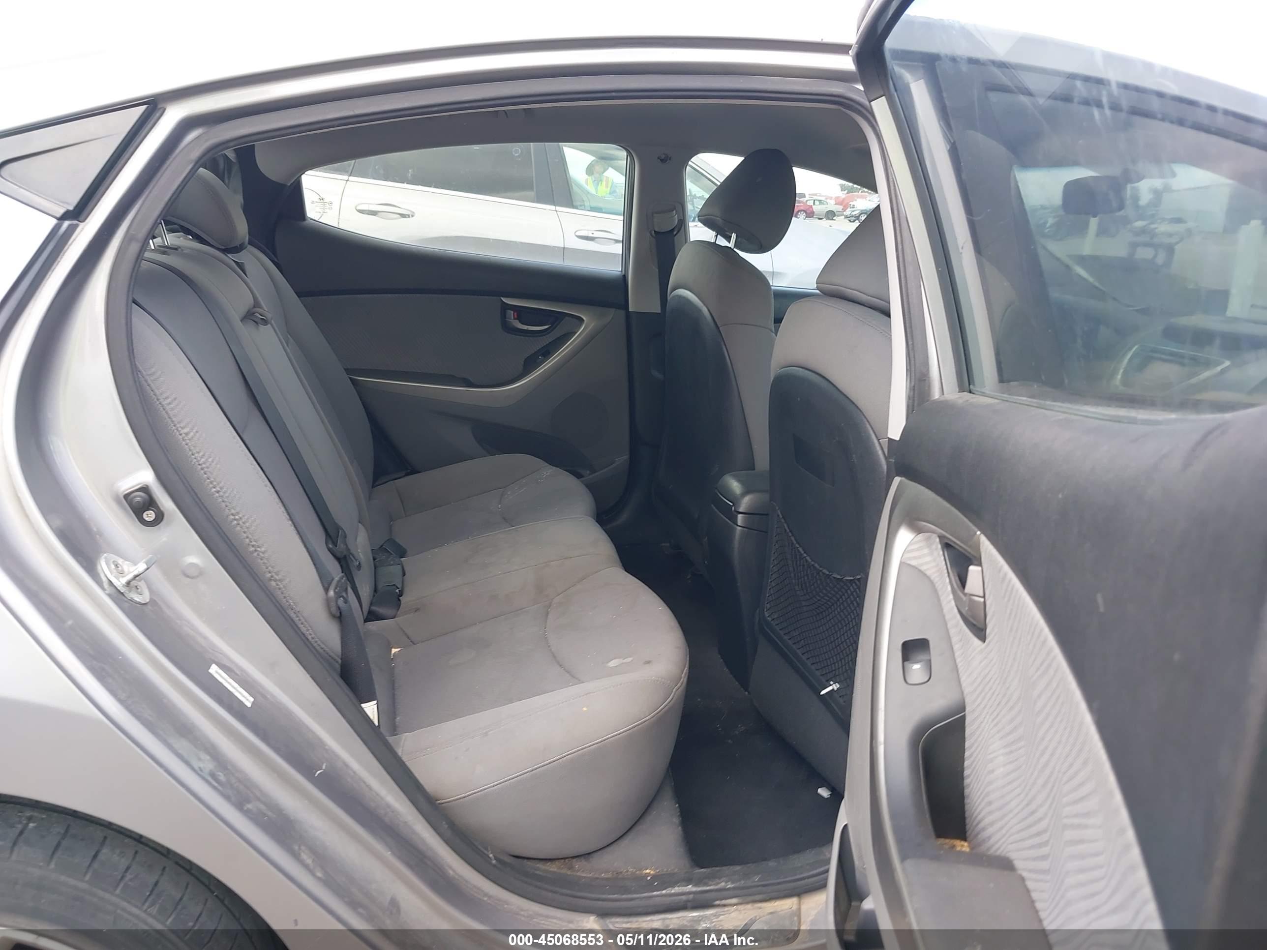 HYUNDAI ELANTRA image 8