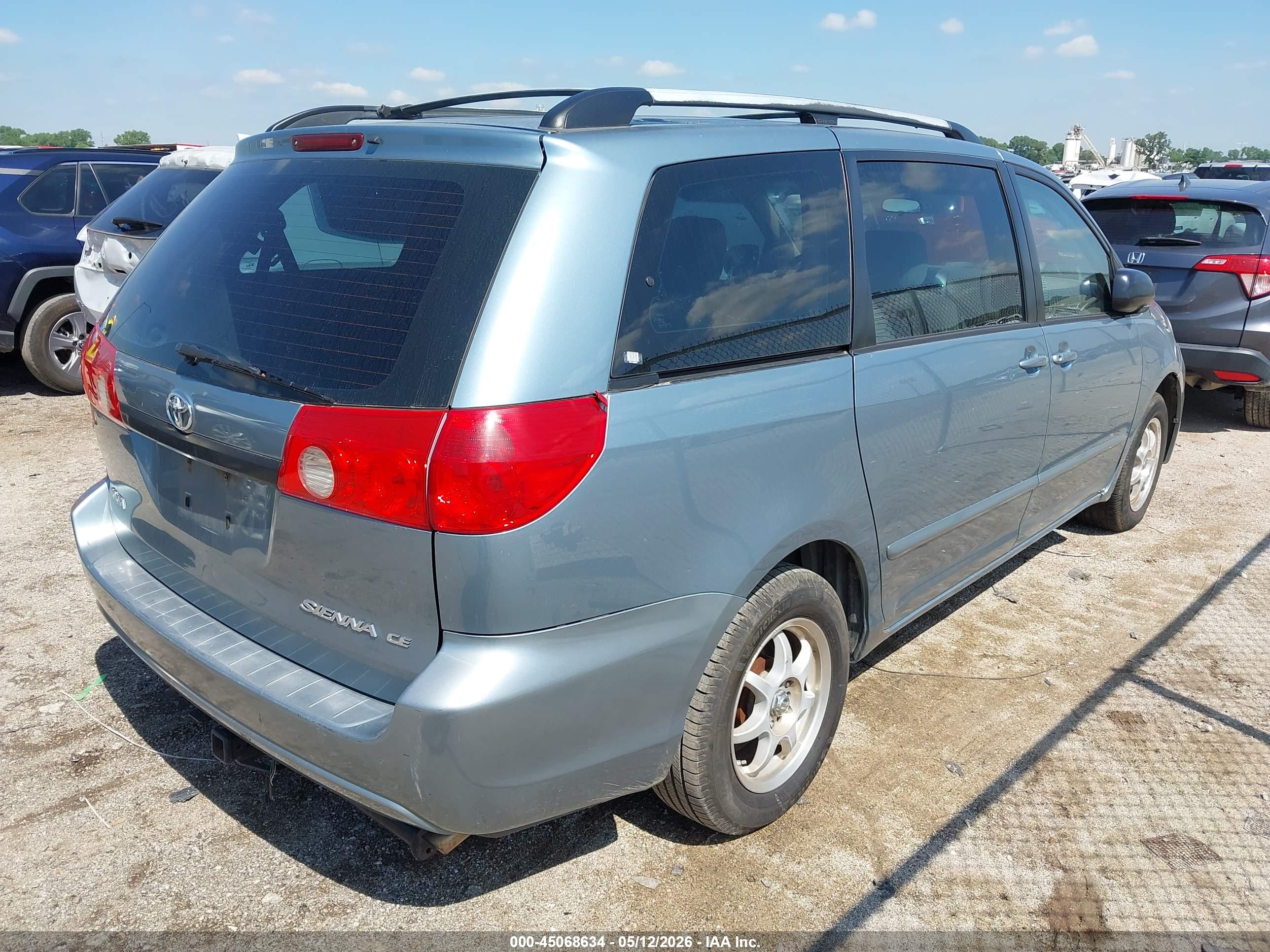 TOYOTA SIENNA image 4